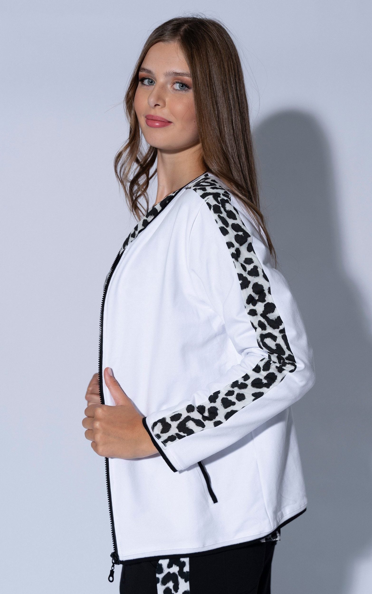 Jacke mit Leopardenmuster an den Ärmeln