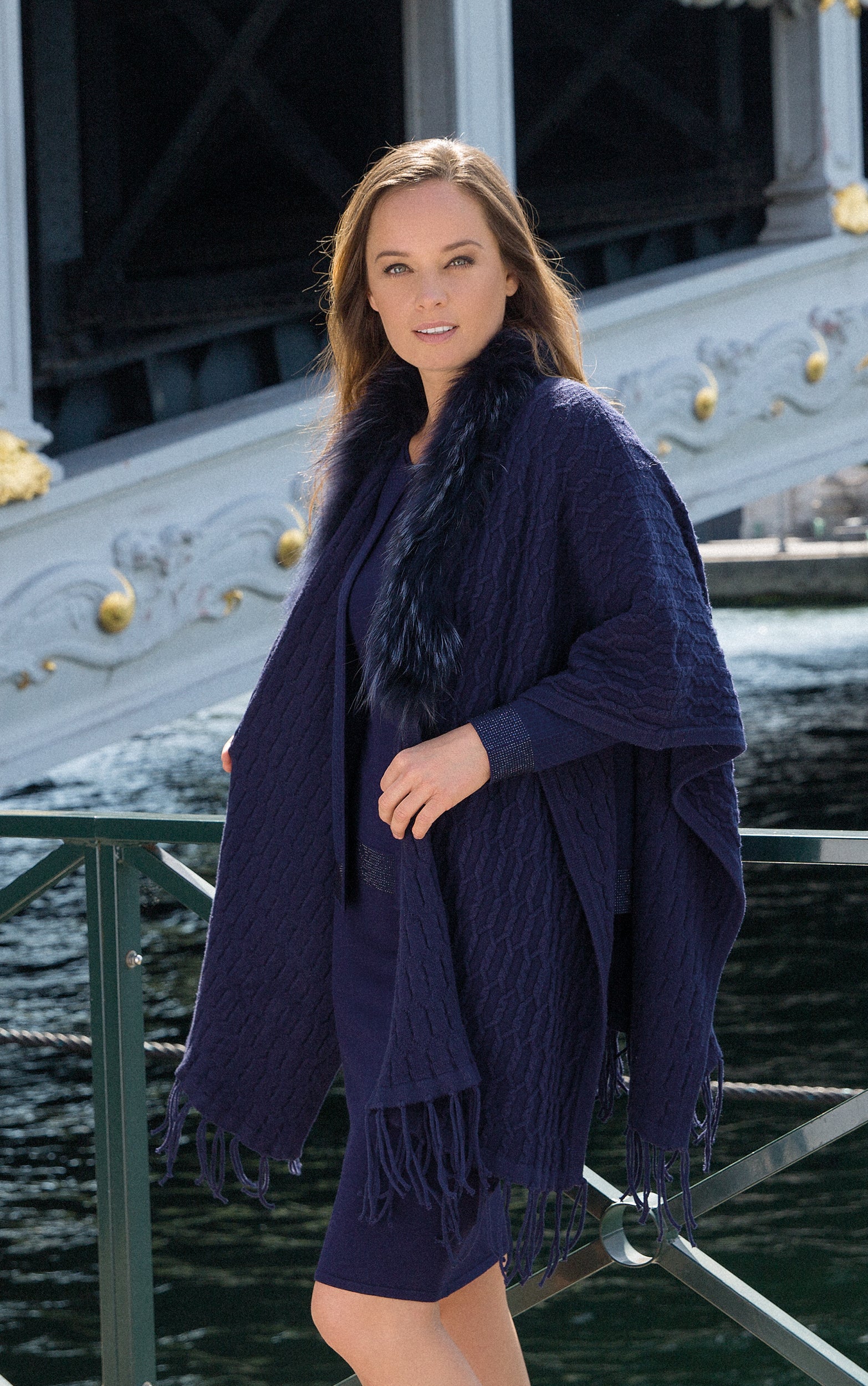 Strickponcho mit Fransen und Pelzbesatz