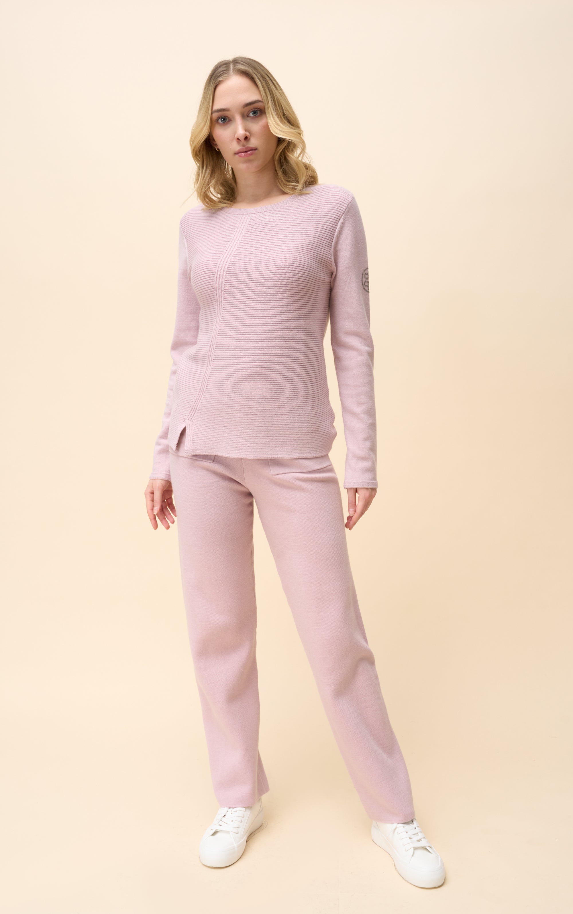 Strickpullover mit horizontaler Rippenfront und Strass-Logo