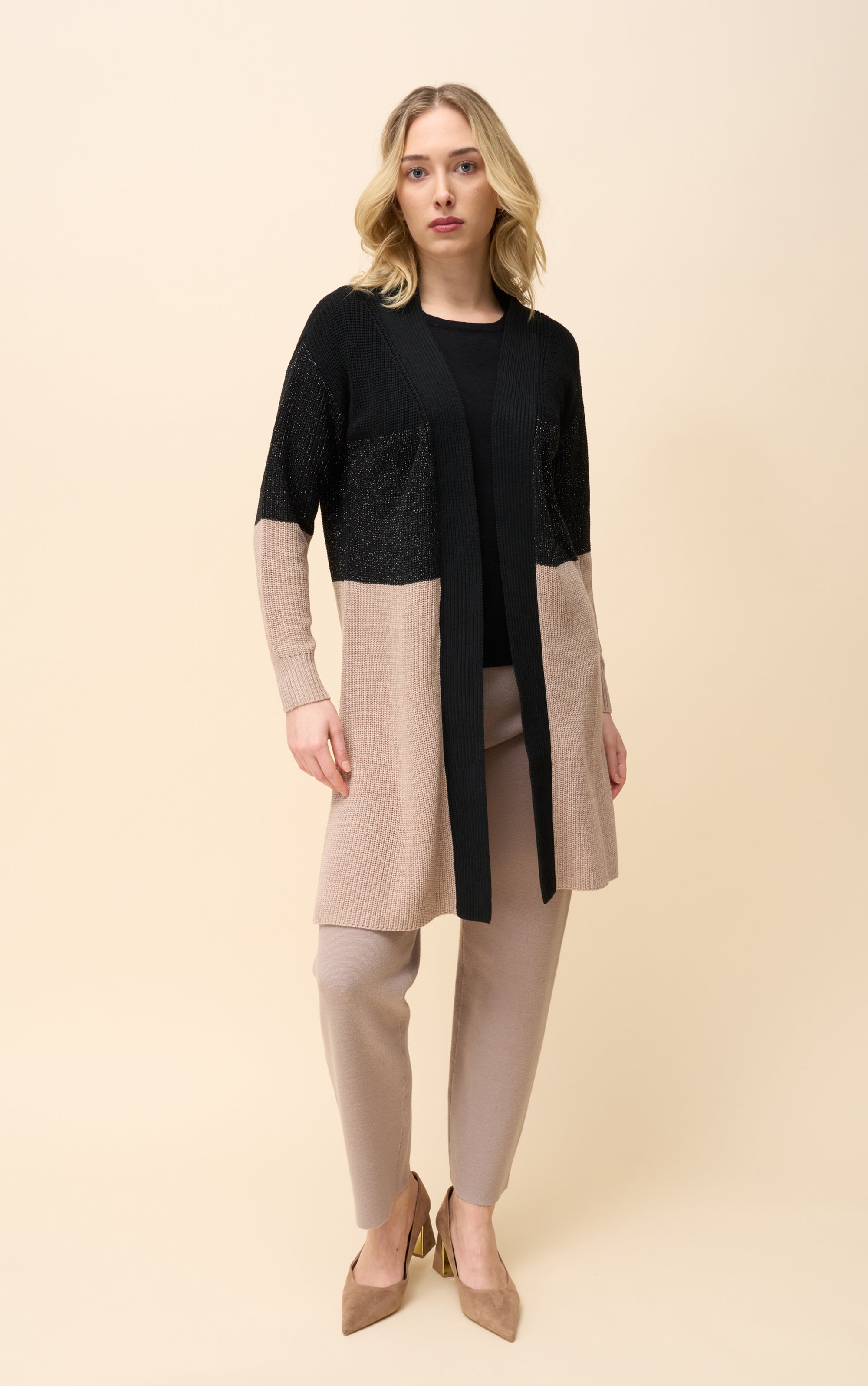 Cardigan in Schwarz, Glitzergarn und Kamelfarbblock
