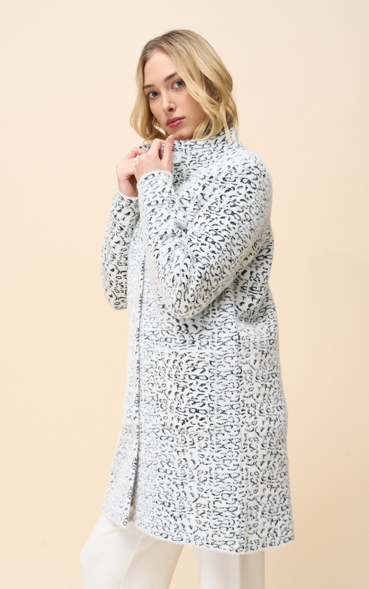 Wintermantel mit Leopardenmuster und flauschiger Textur