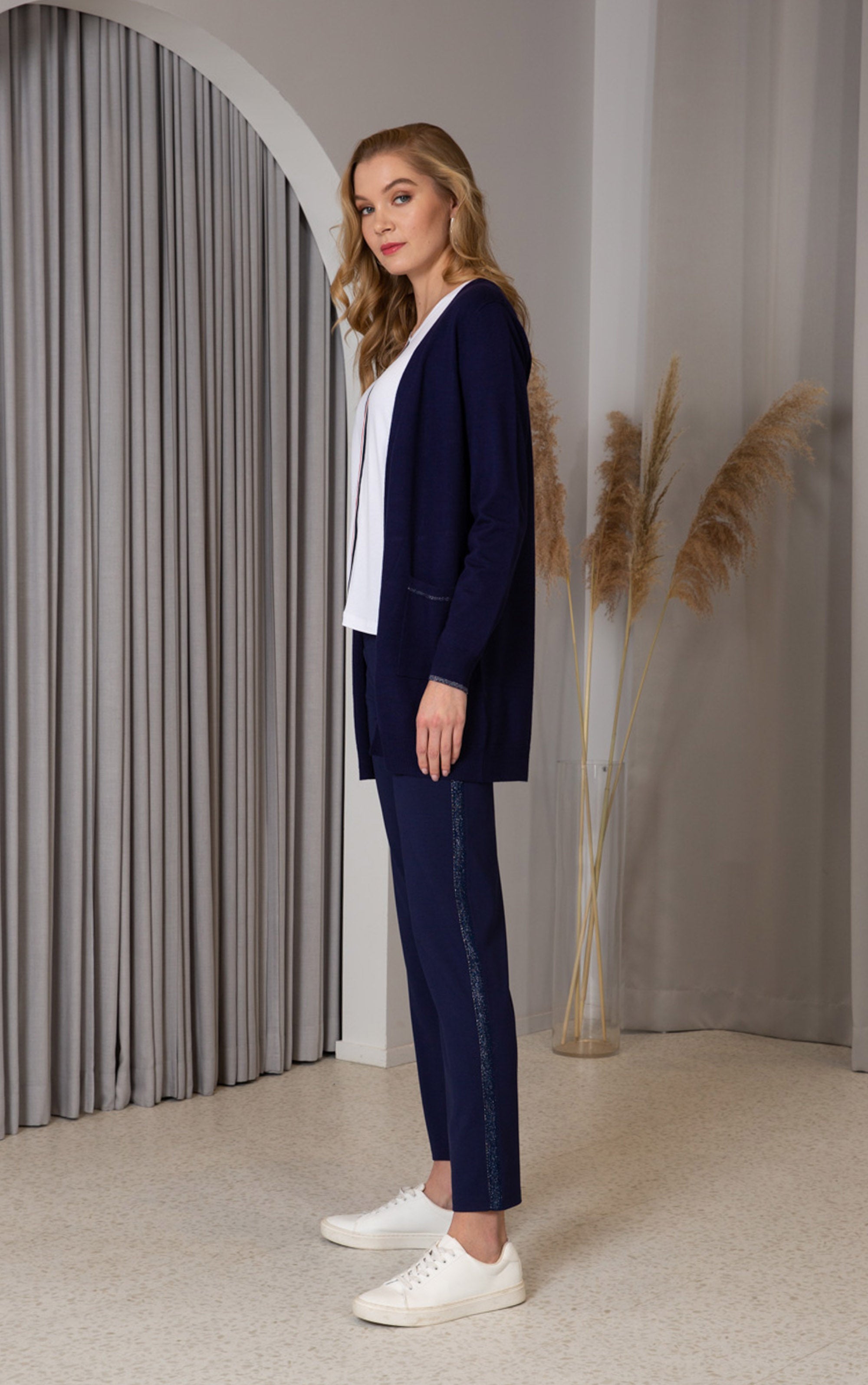 Hose mit seitlichem Lurex-Streifen und Bindegürtel