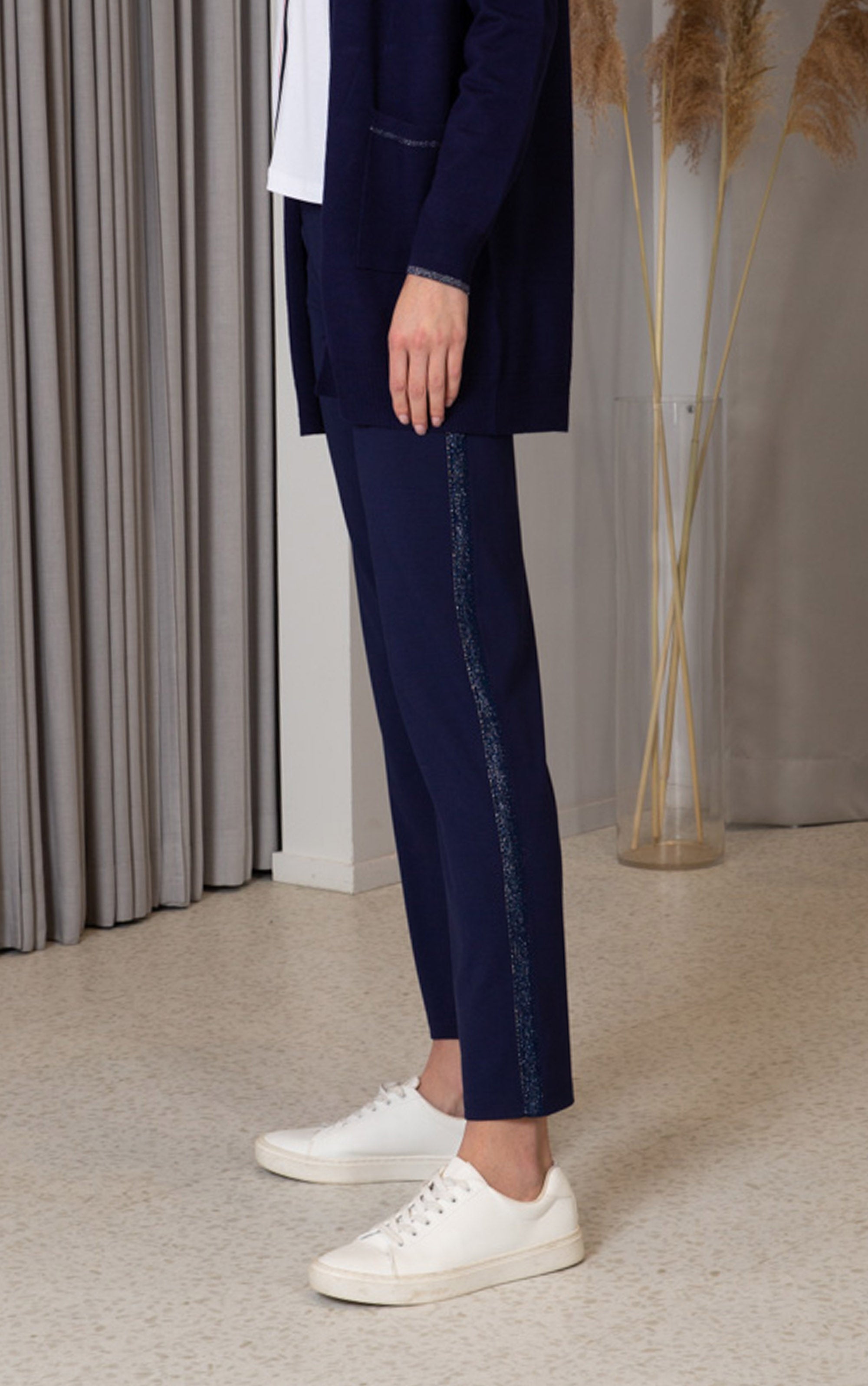 Hose mit seitlichem Lurex-Streifen und Bindegürtel