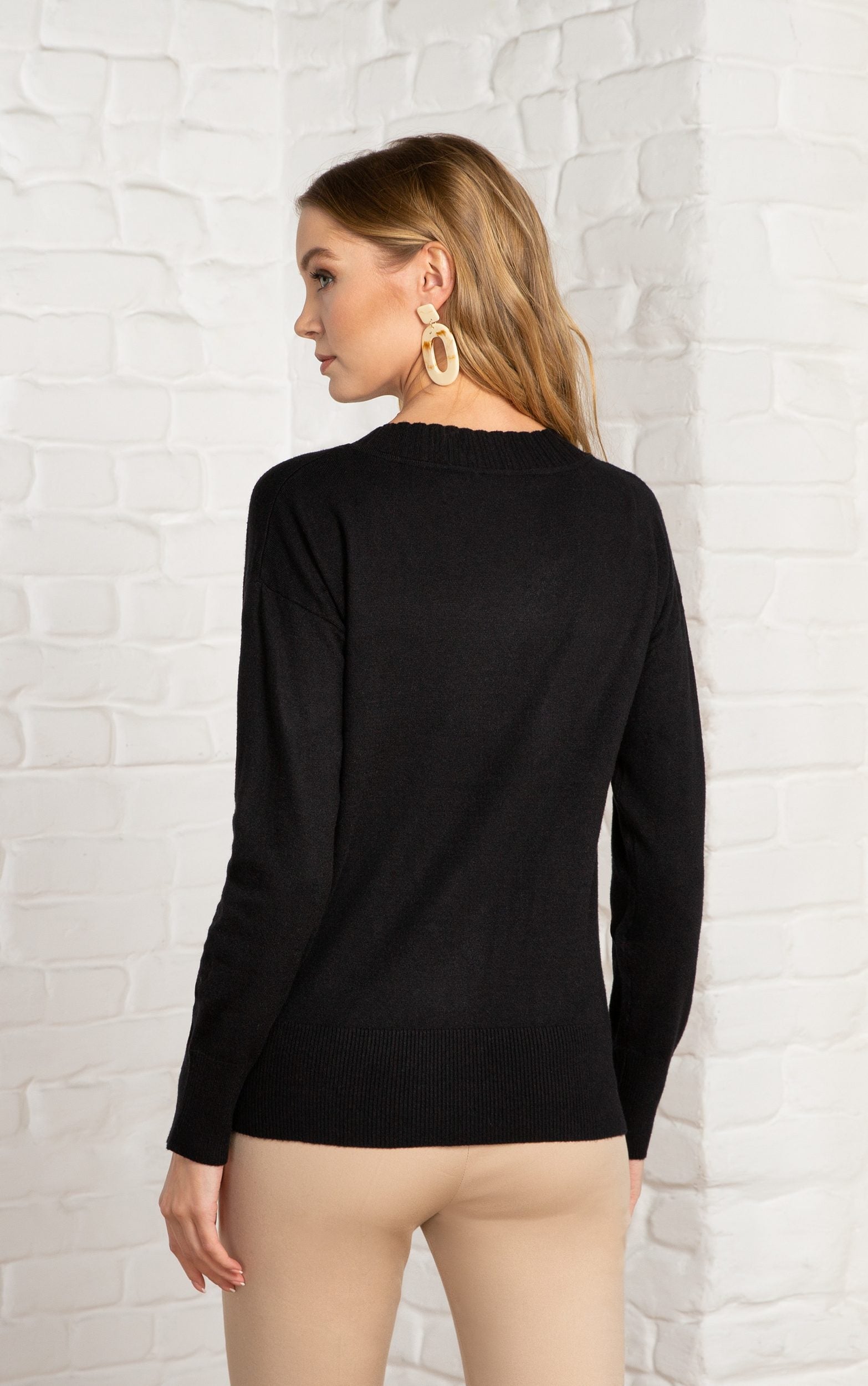 Strickpullover in Schwarz mit V-Ausschnitt und Paillettendetails