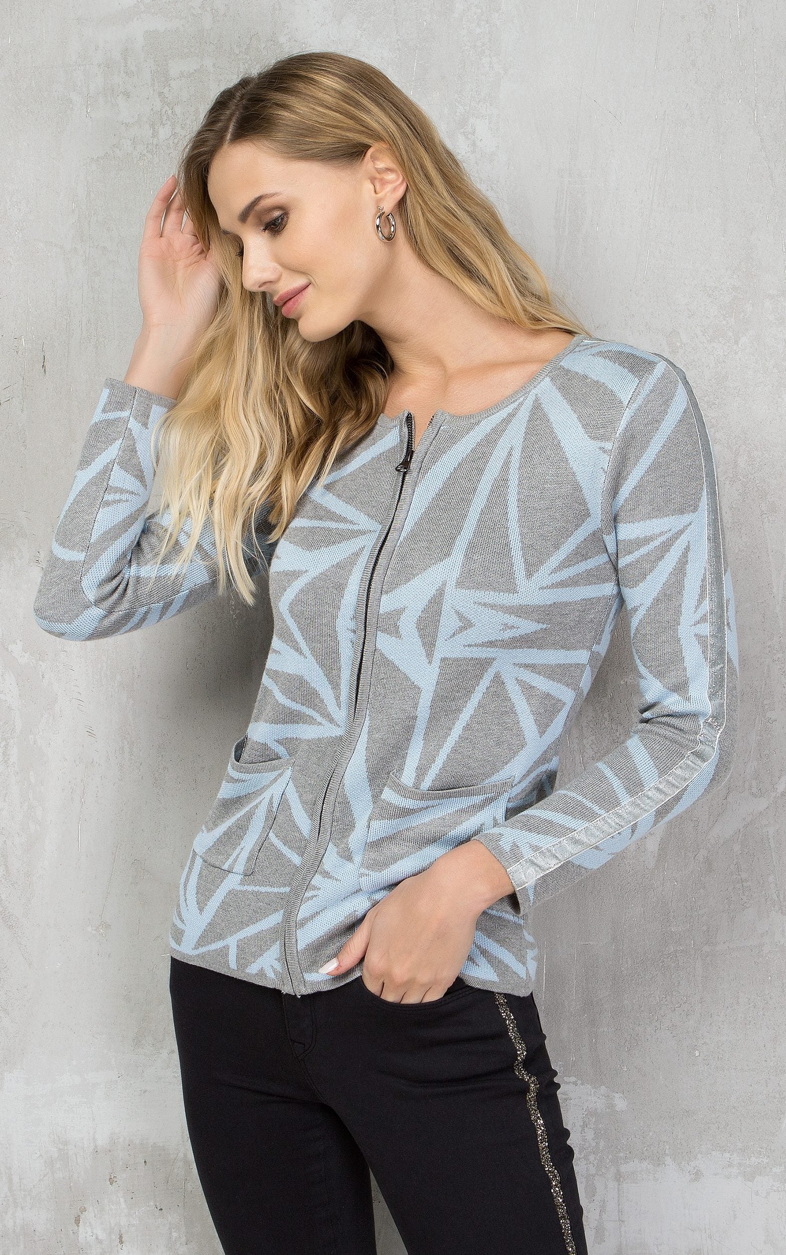 Strickjacke mit blauem und grauem geometrischem Muster