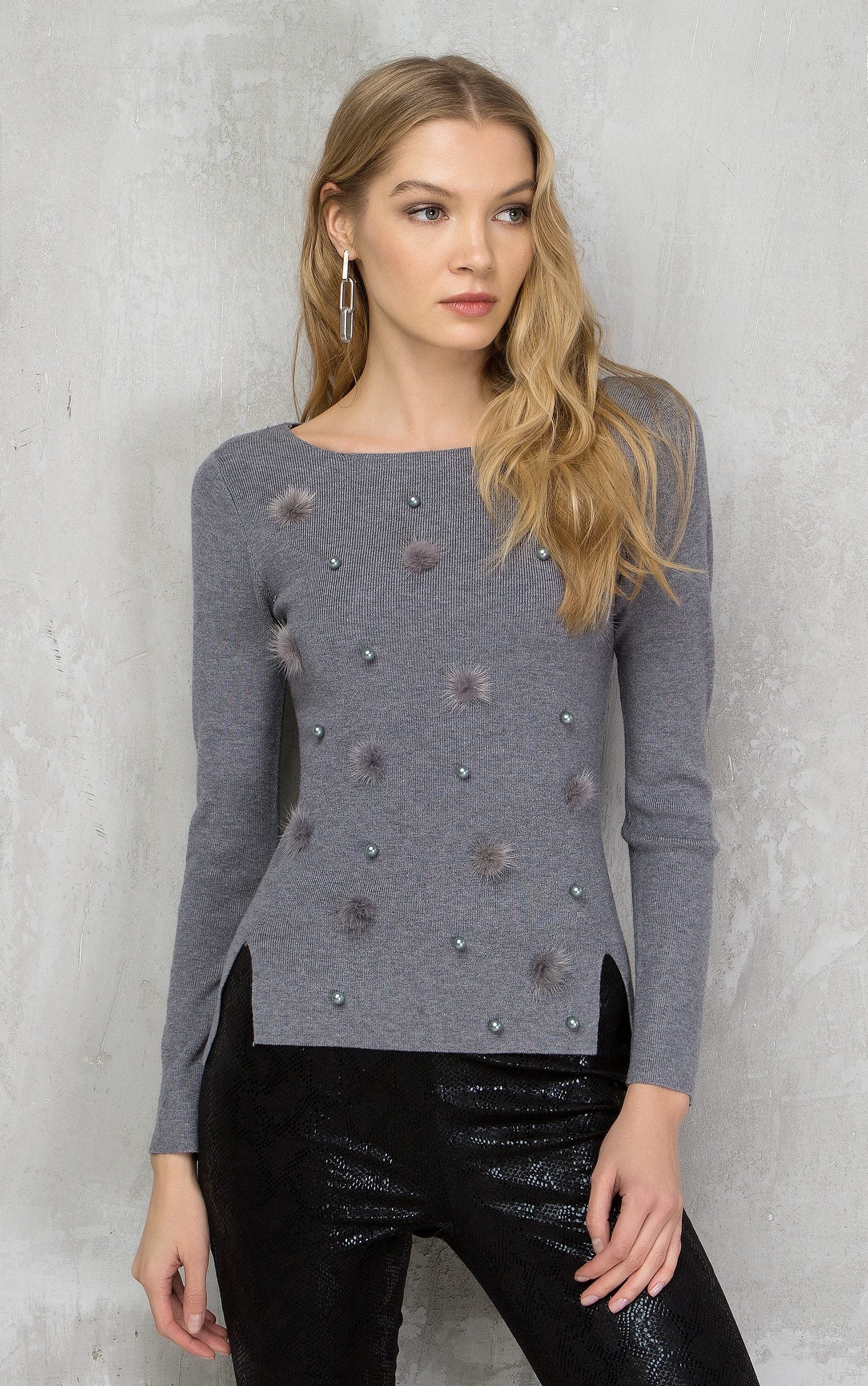 Strickpullover mit Bommel- und Perlenverzierung