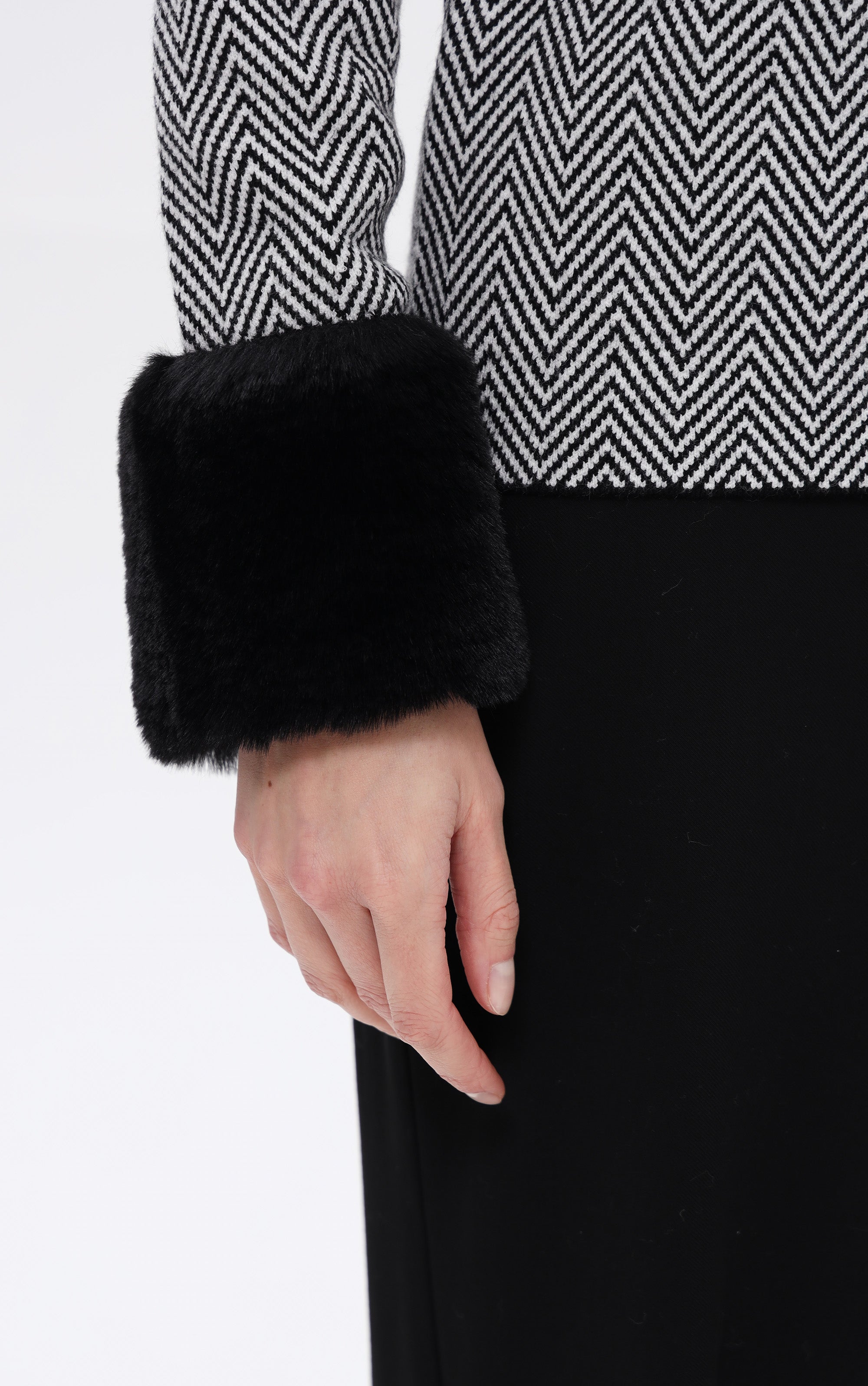 Pullover mit Pelzmanschetten und Struktur