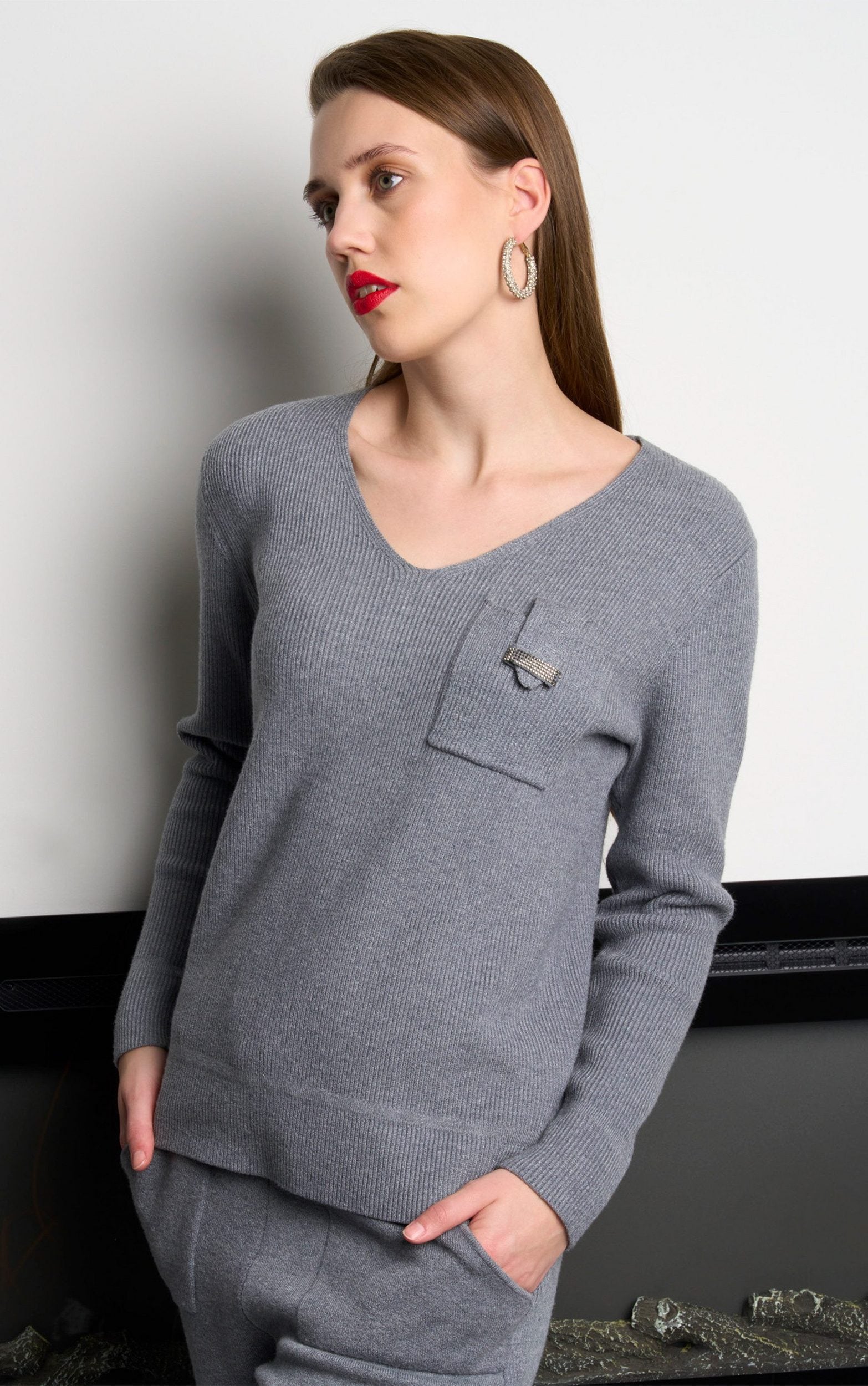 Strickpullover mit Vordertasche und Strassdetails