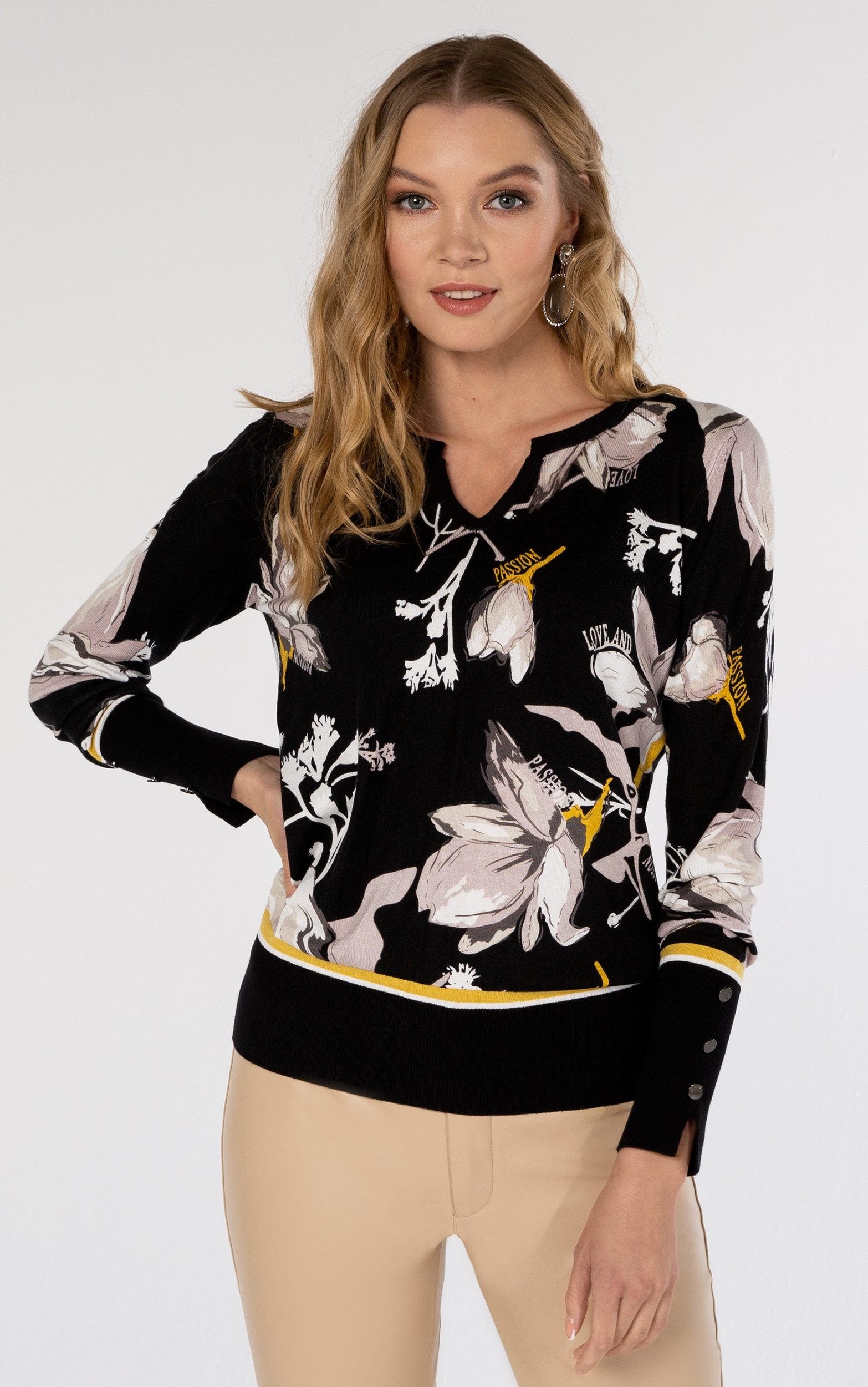 Strickpullover mit Blumenmuster in Schwarz und Currygelb