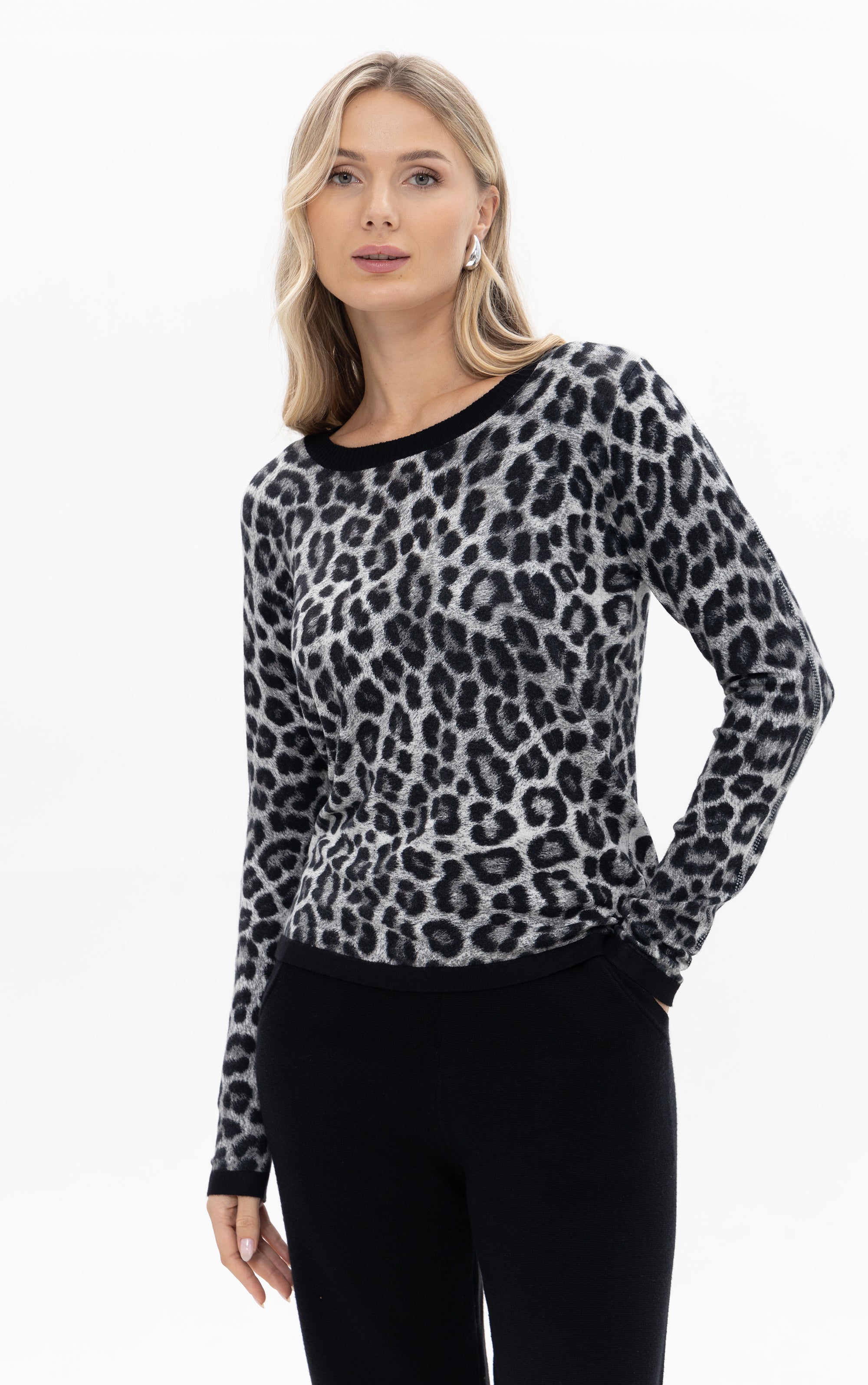 Rundhalspullover mit Leoprint
