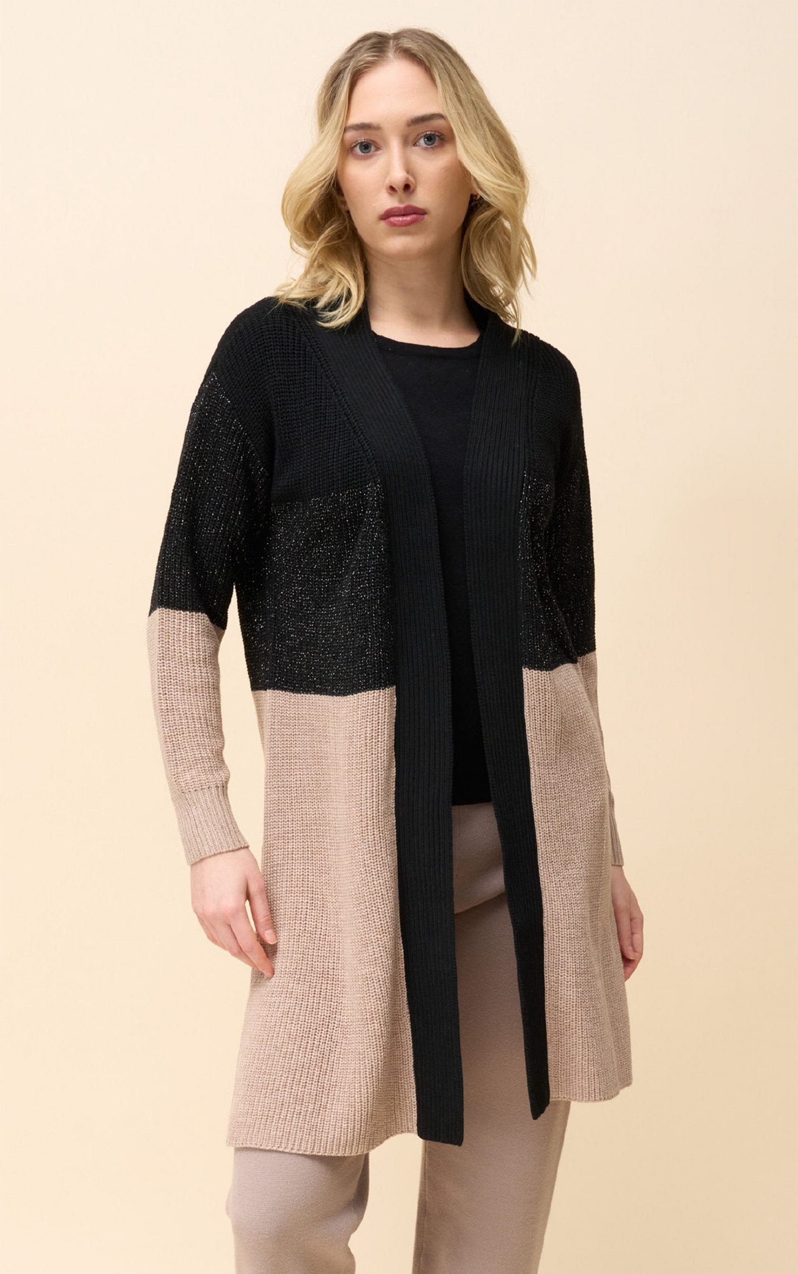Cardigan in Schwarz, Glitzergarn und Kamelfarbblock