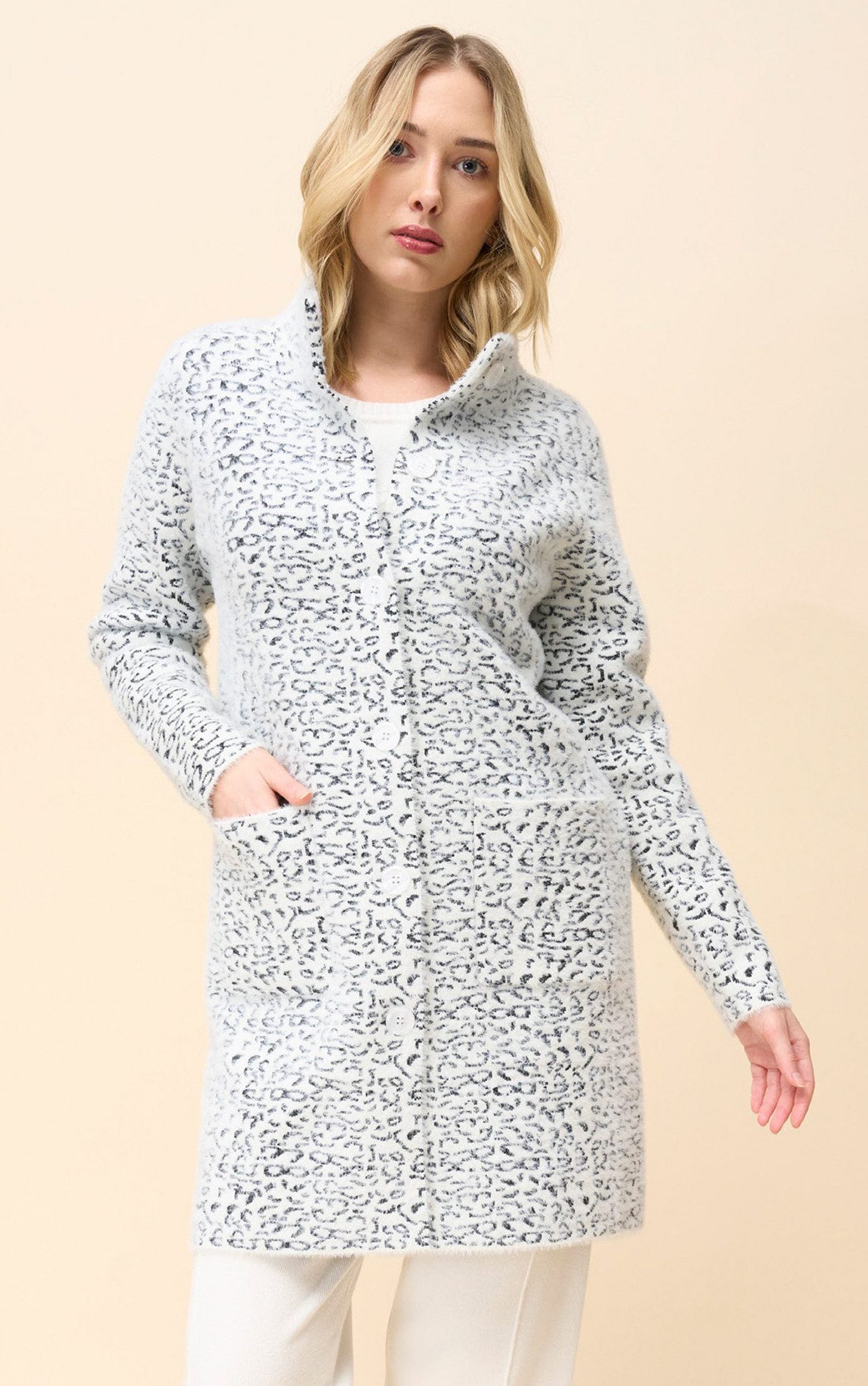 Wintermantel mit Leopardenmuster und flauschiger Textur
