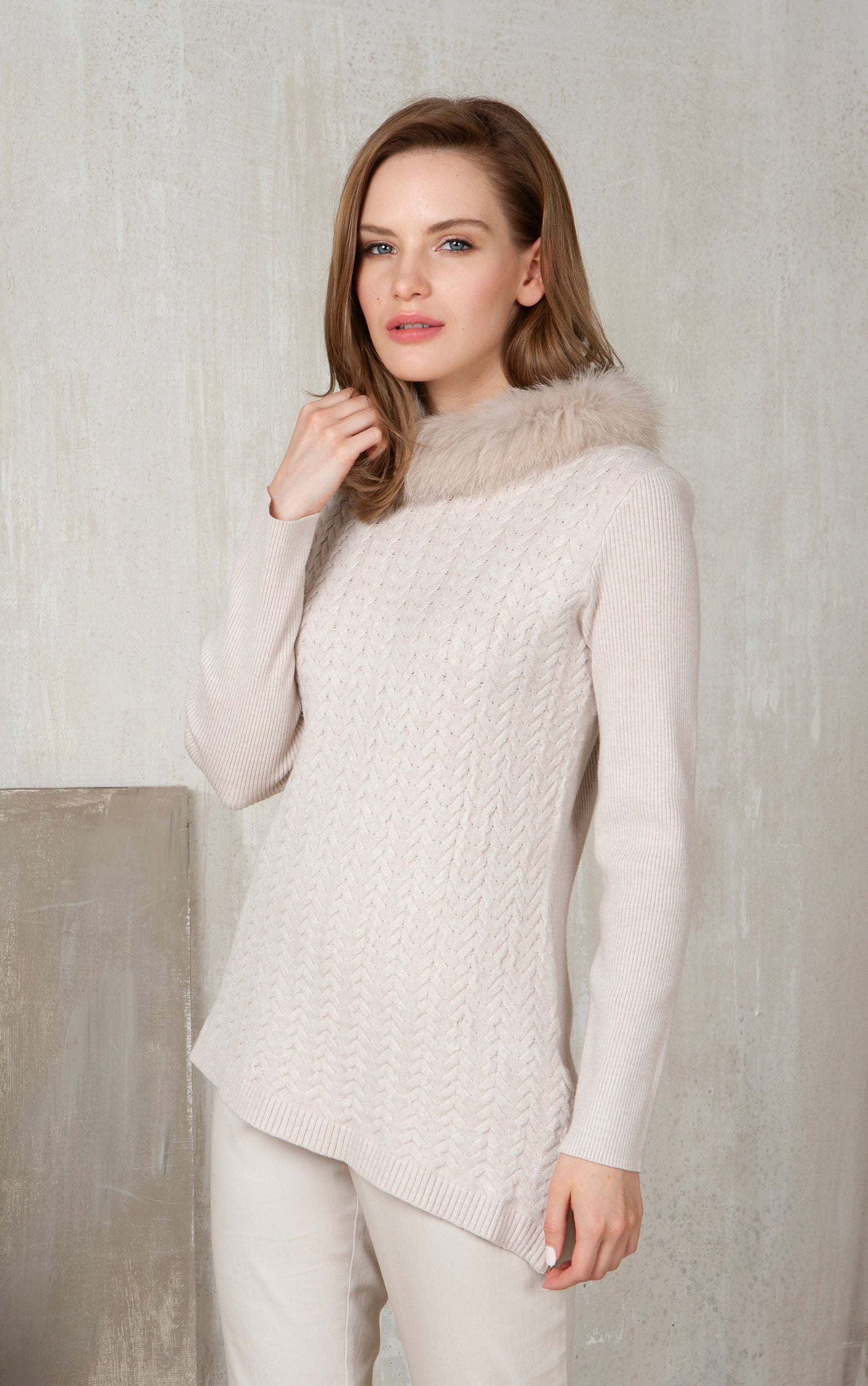 Pullover in Beige mit abnehmbarem Pelzkragen und asymmetrischem Saum