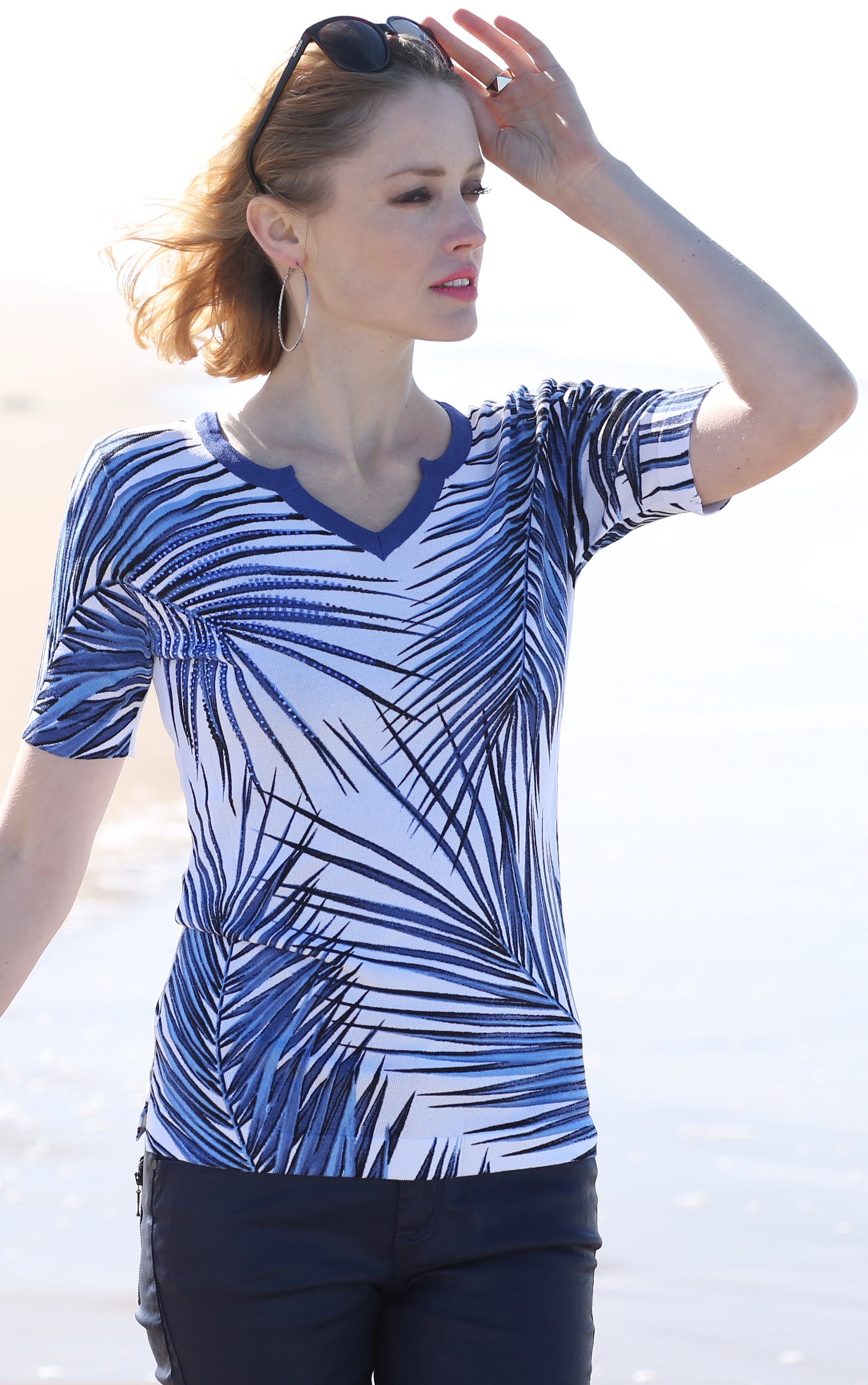 T-Shirt mit Palmen-Print und V-Ausschnitt