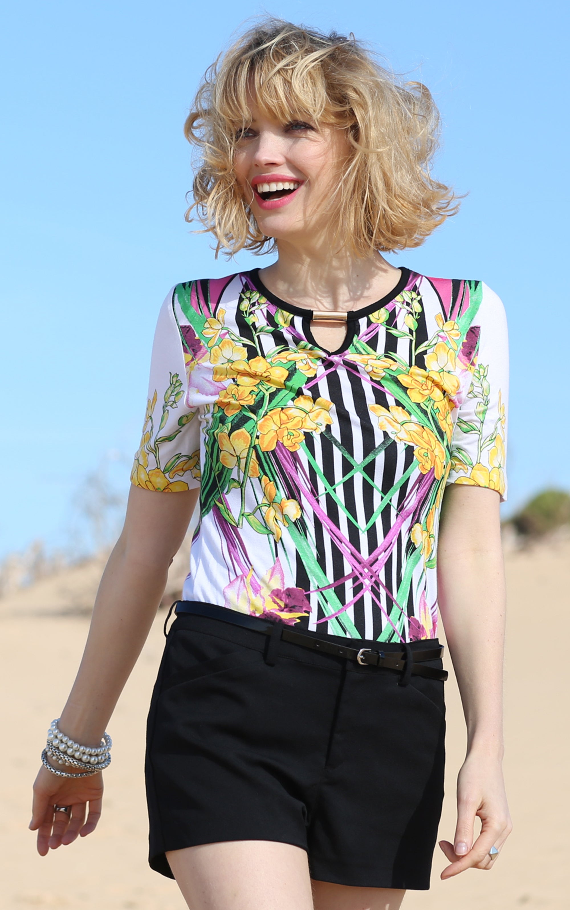 T-Shirt mit Streifen- und Blumenmuster