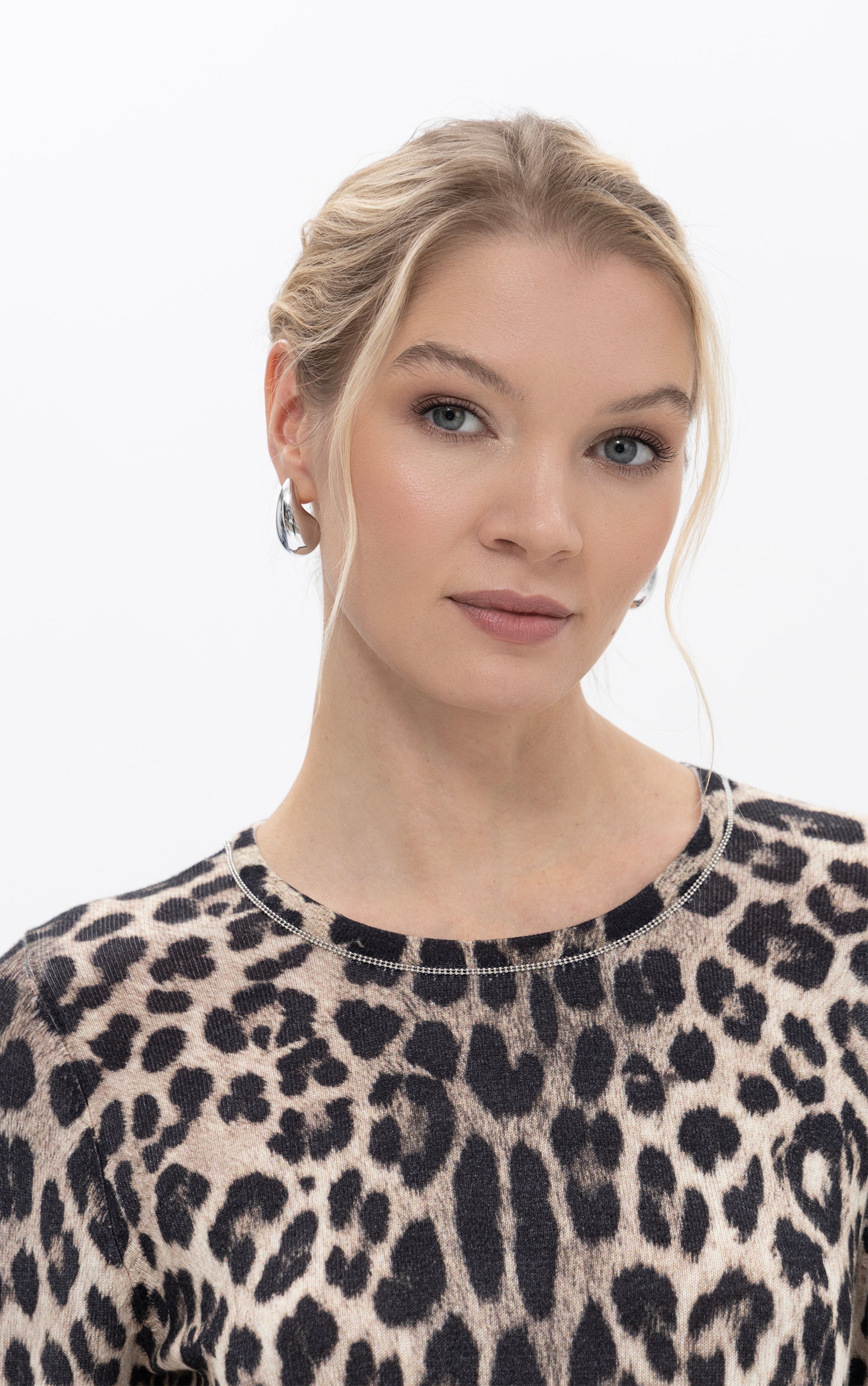 Rundhalspullover mit Leoprint