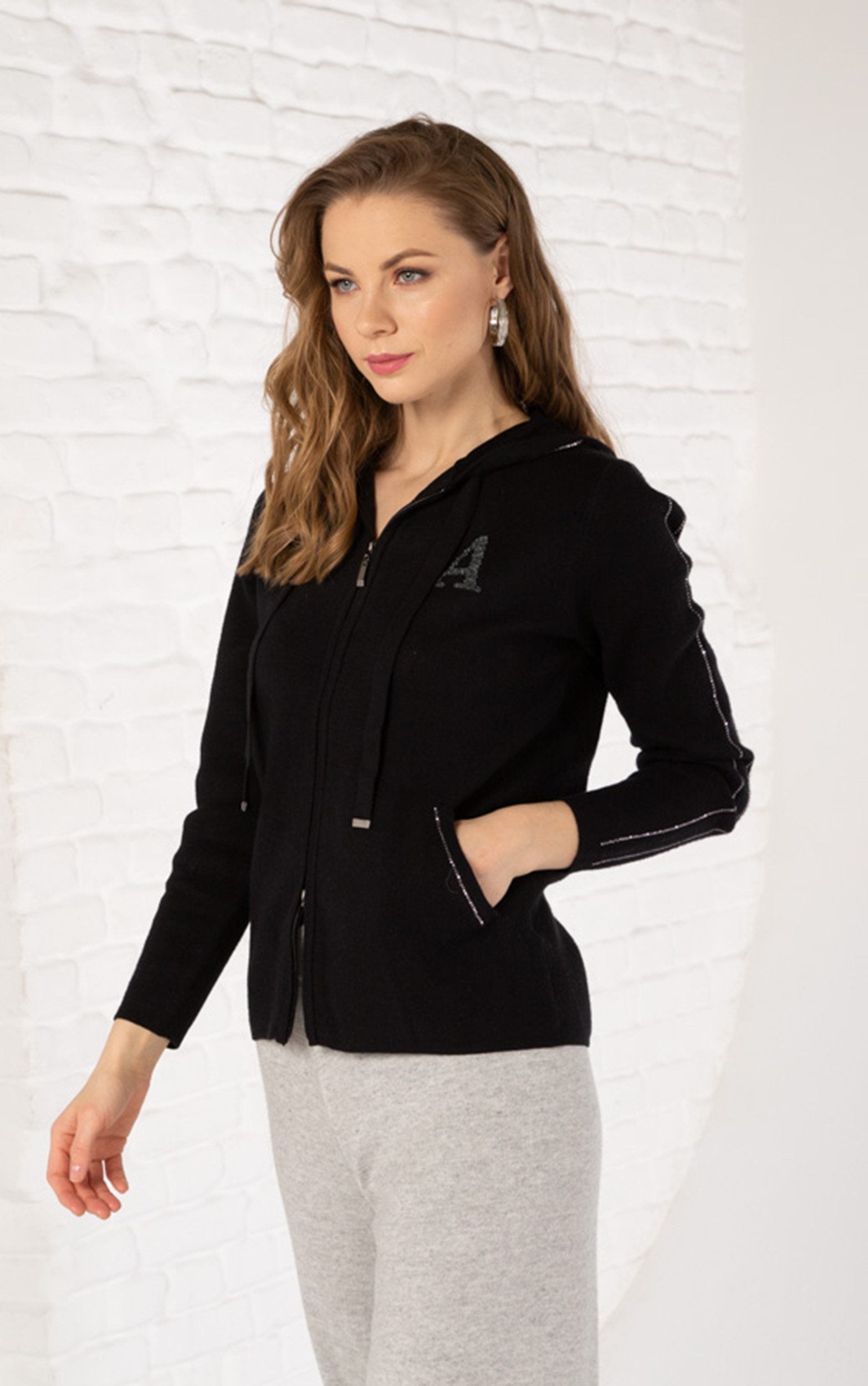Sweatjacke mit Kapuze und Strassdetails