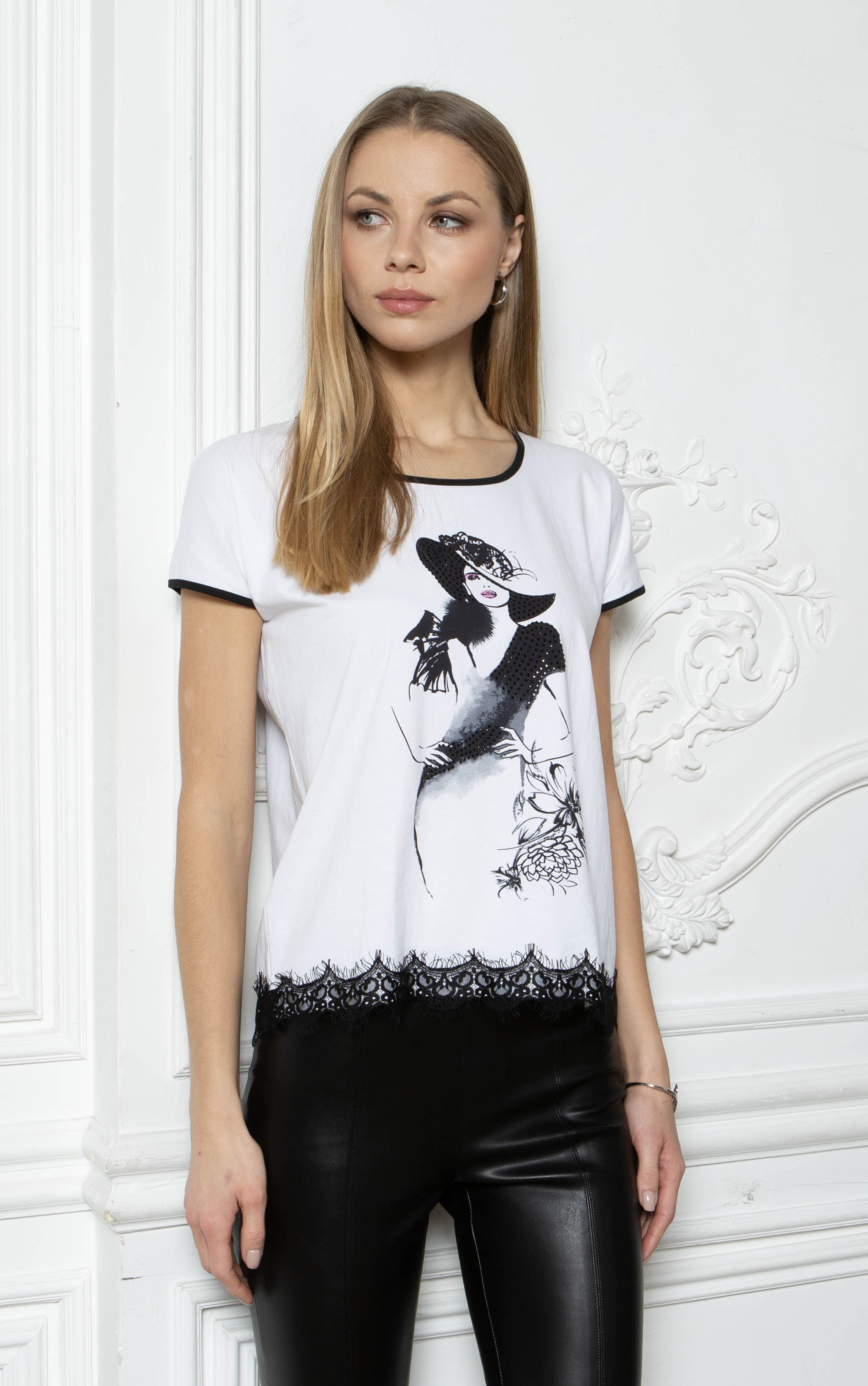 T-Shirt mit Spitzenbesatz und Modeillustration