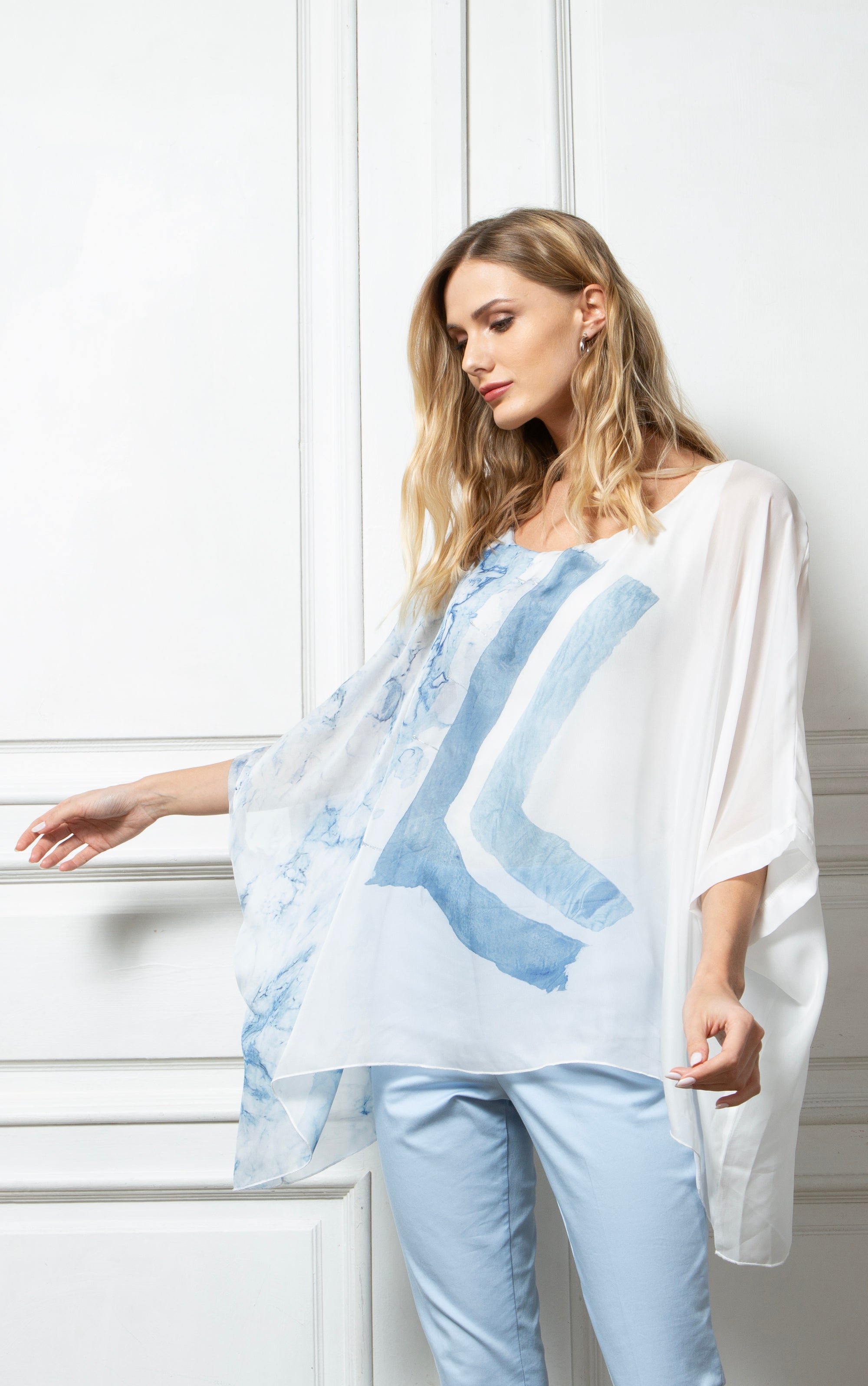 Chiffontunika mit abstraktem Druck