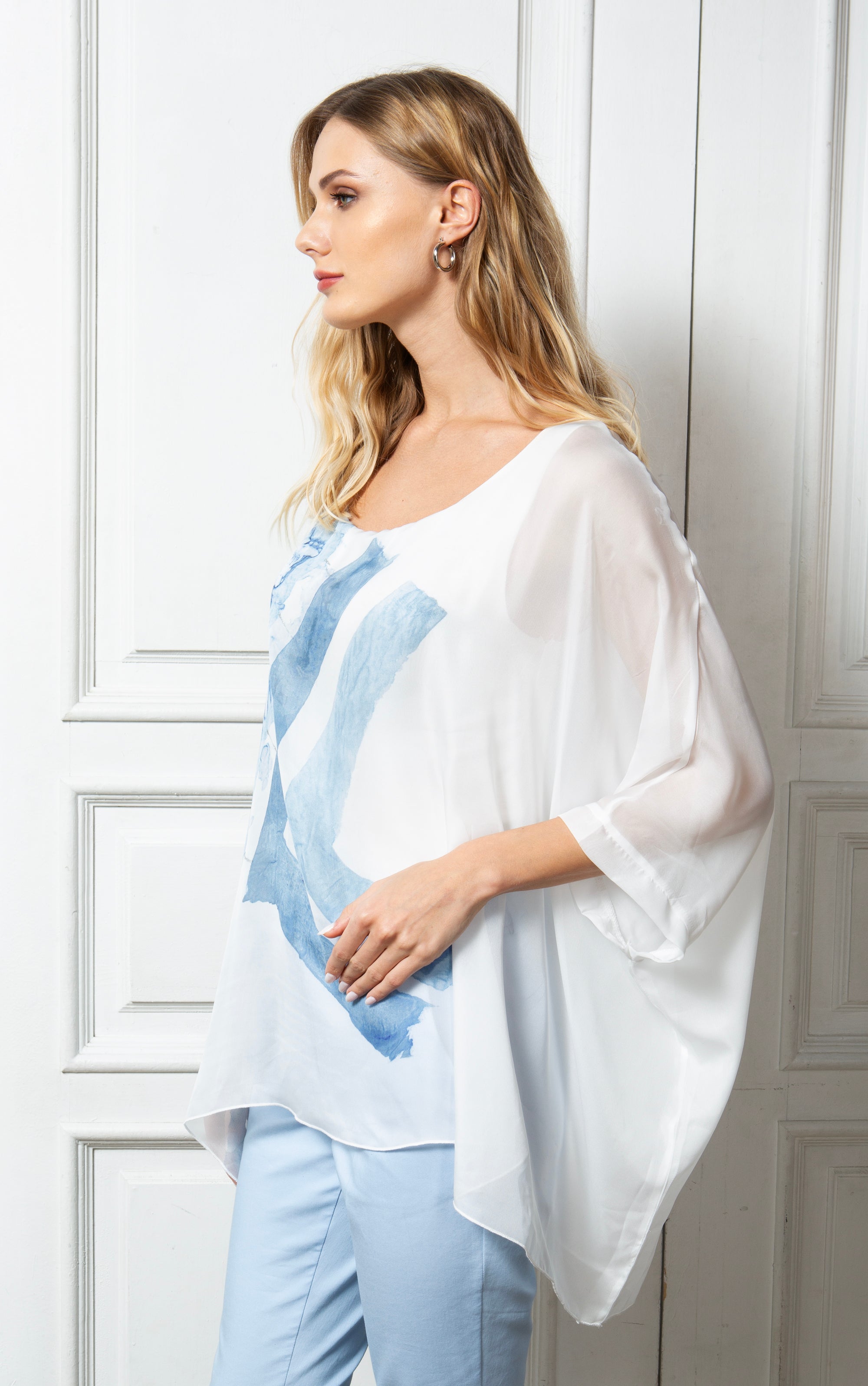 Chiffontunika mit abstraktem Druck