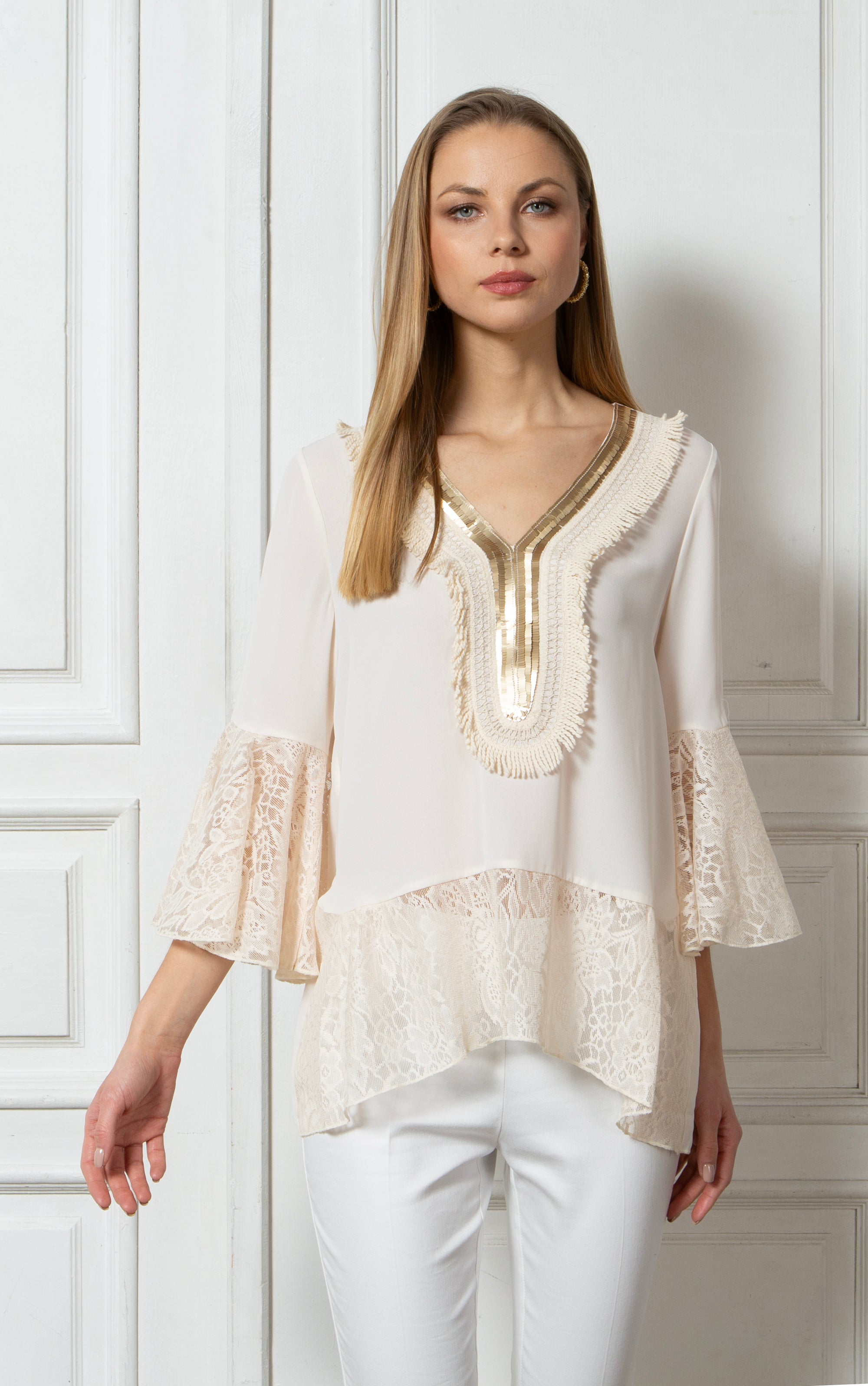 Tunika mit goldenen Details und Spitze