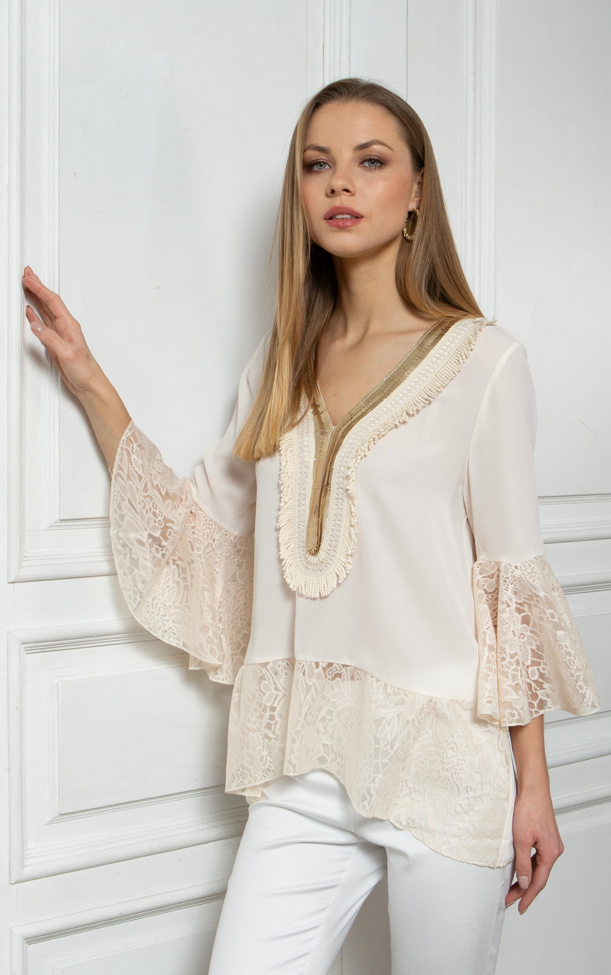 Tunika mit goldenen Details und Spitze