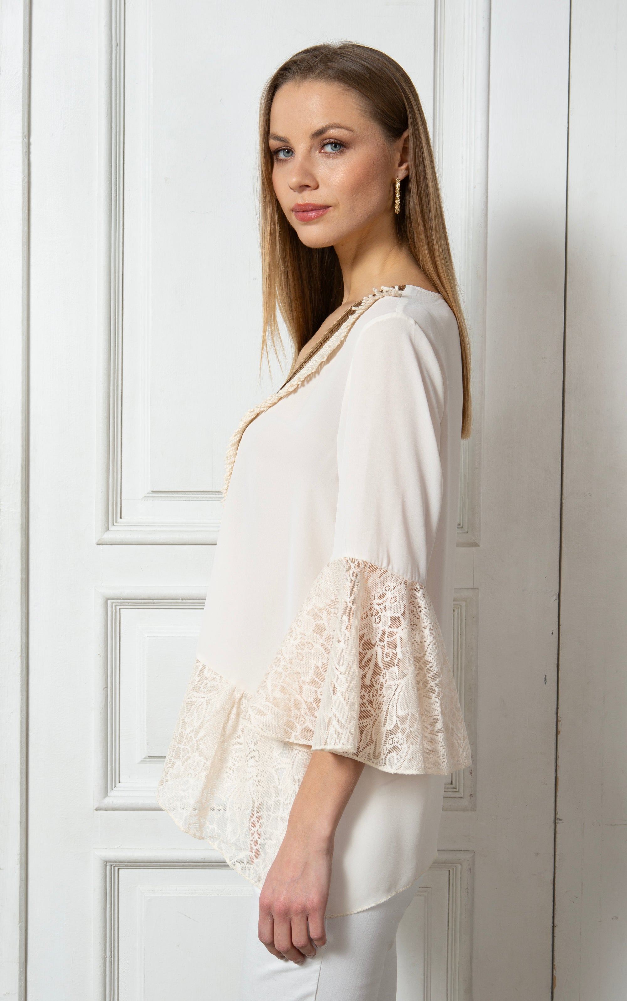 Tunika mit goldenen Details und Spitze