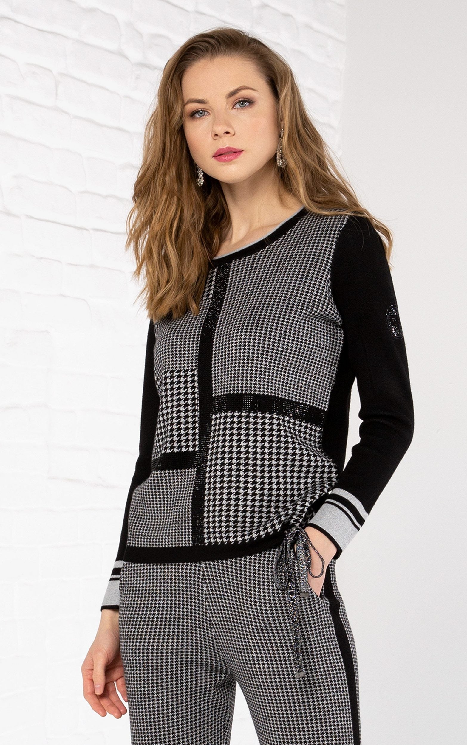 Strickpullover mit Hahnentrittmuster und Strassdetails