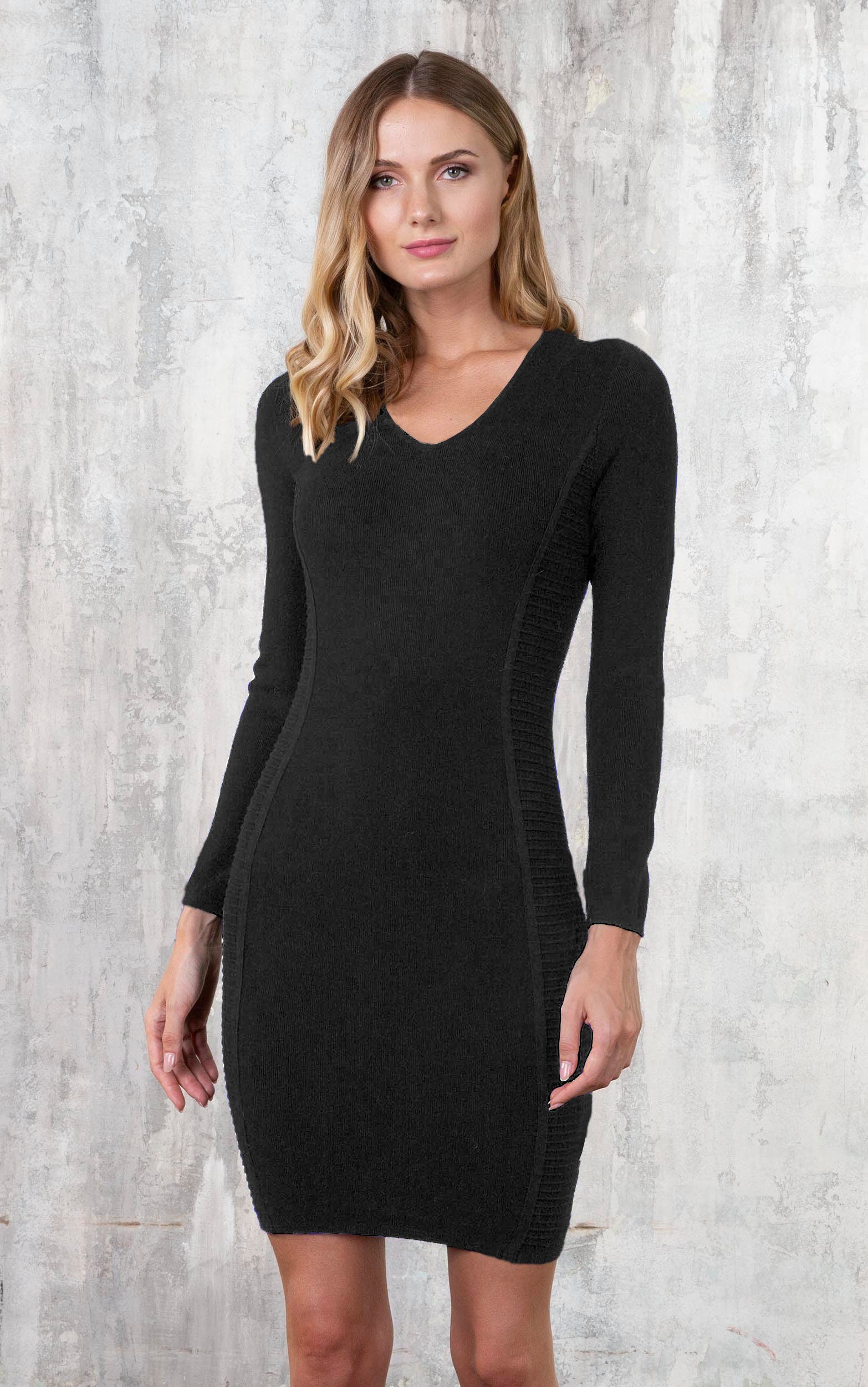 Langärmliges Kleid mit Details an den Seiten