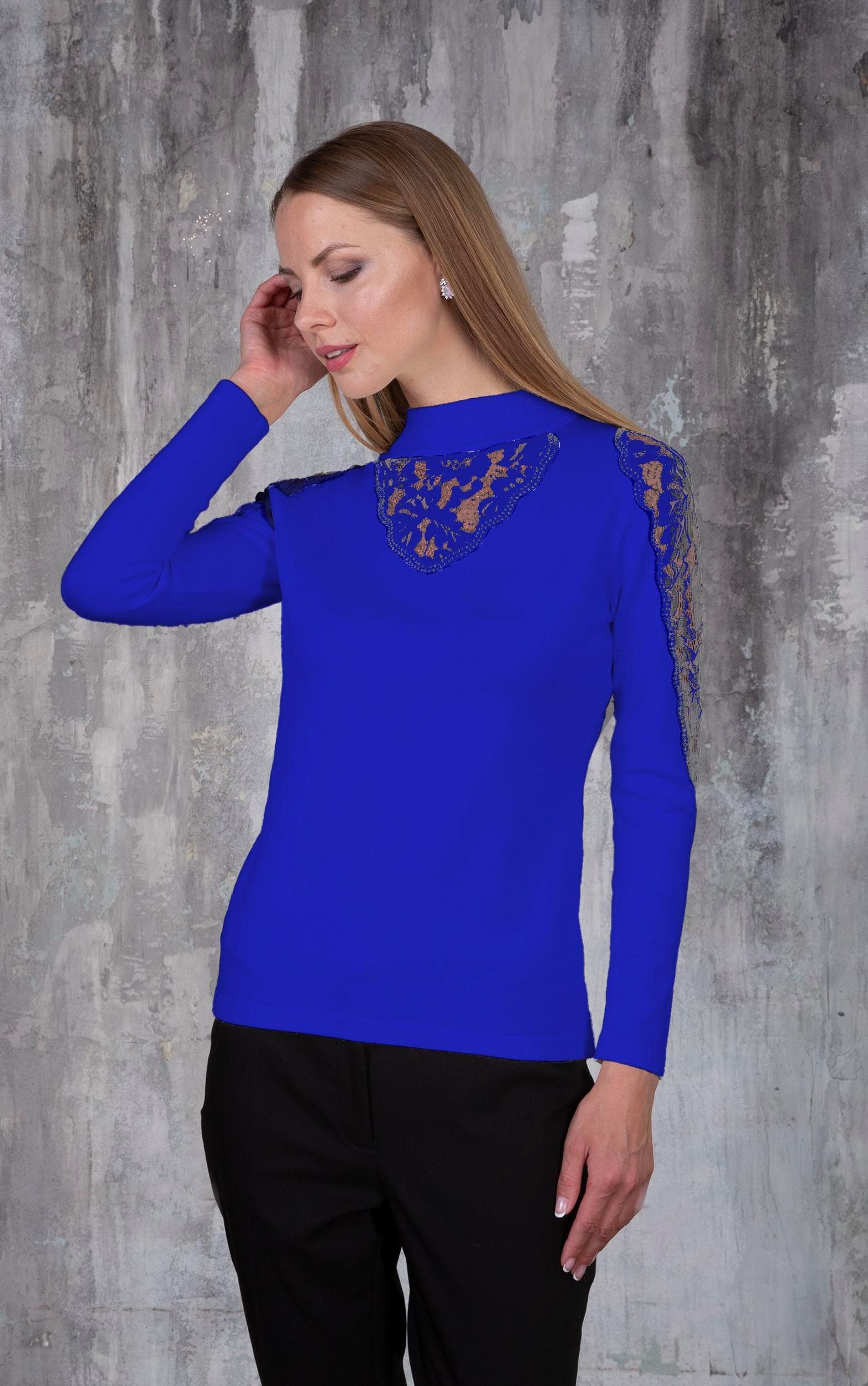 Strickpullover mit Stehkragen und Spitzendetails