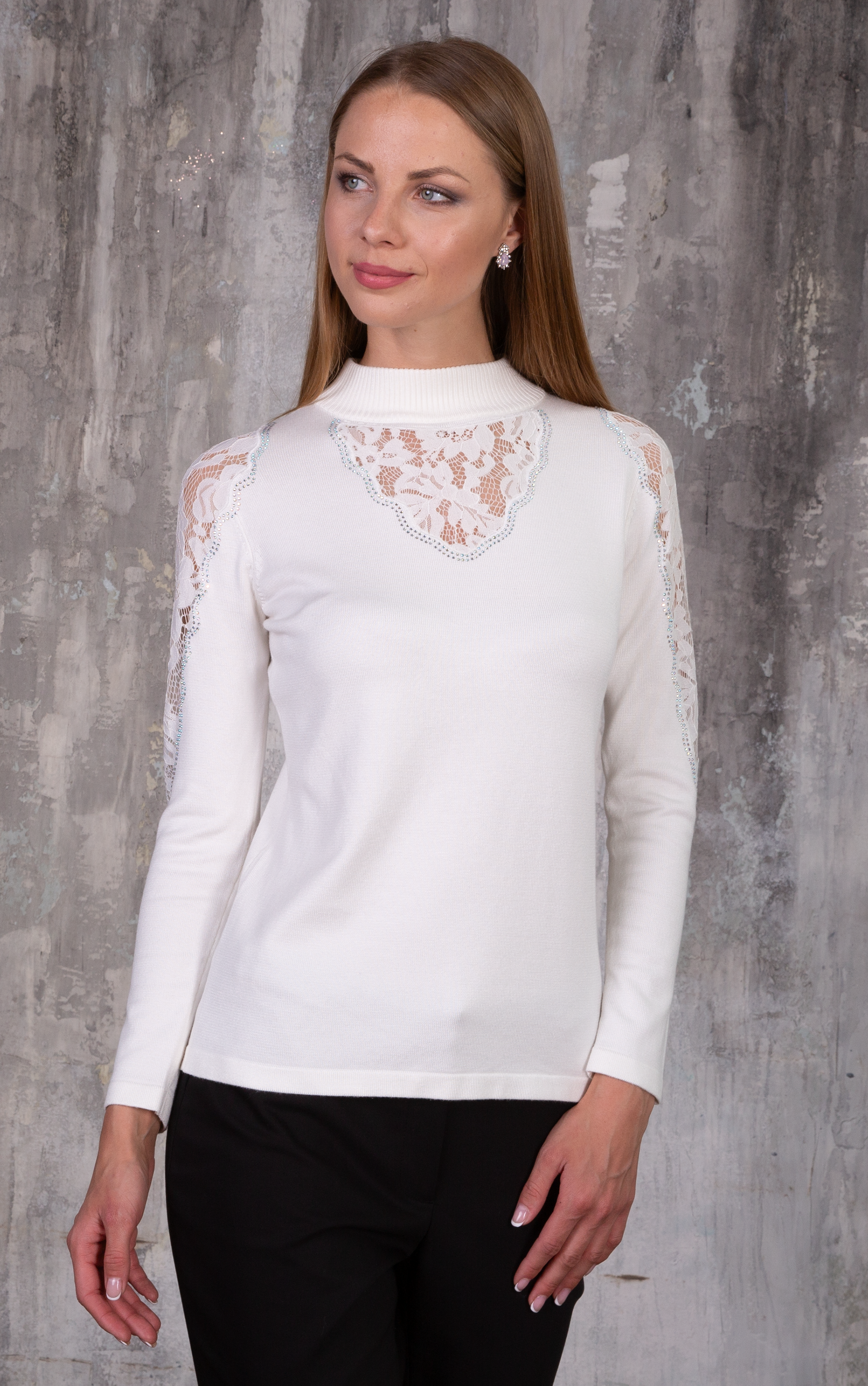 Strickpullover mit Stehkragen und Spitzendetails