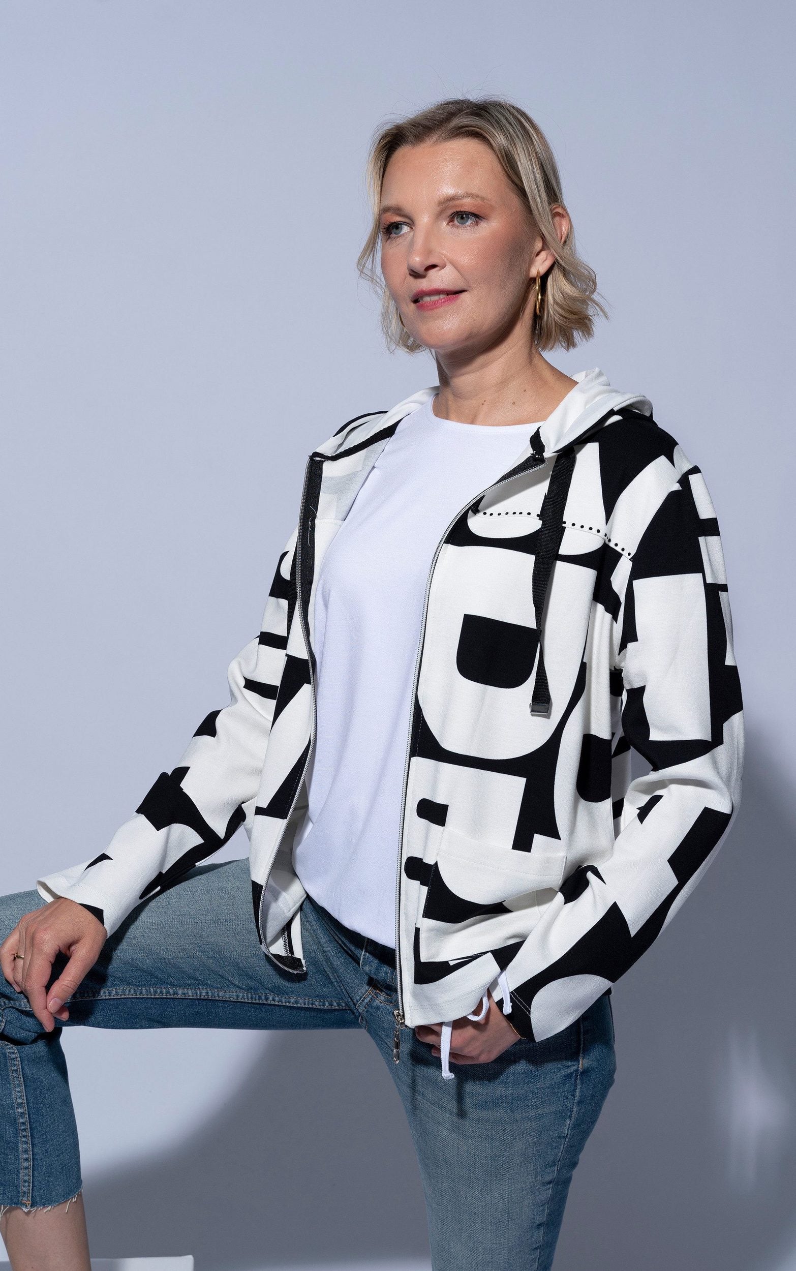 Strickjacke mit abstraktem Schriftdesign