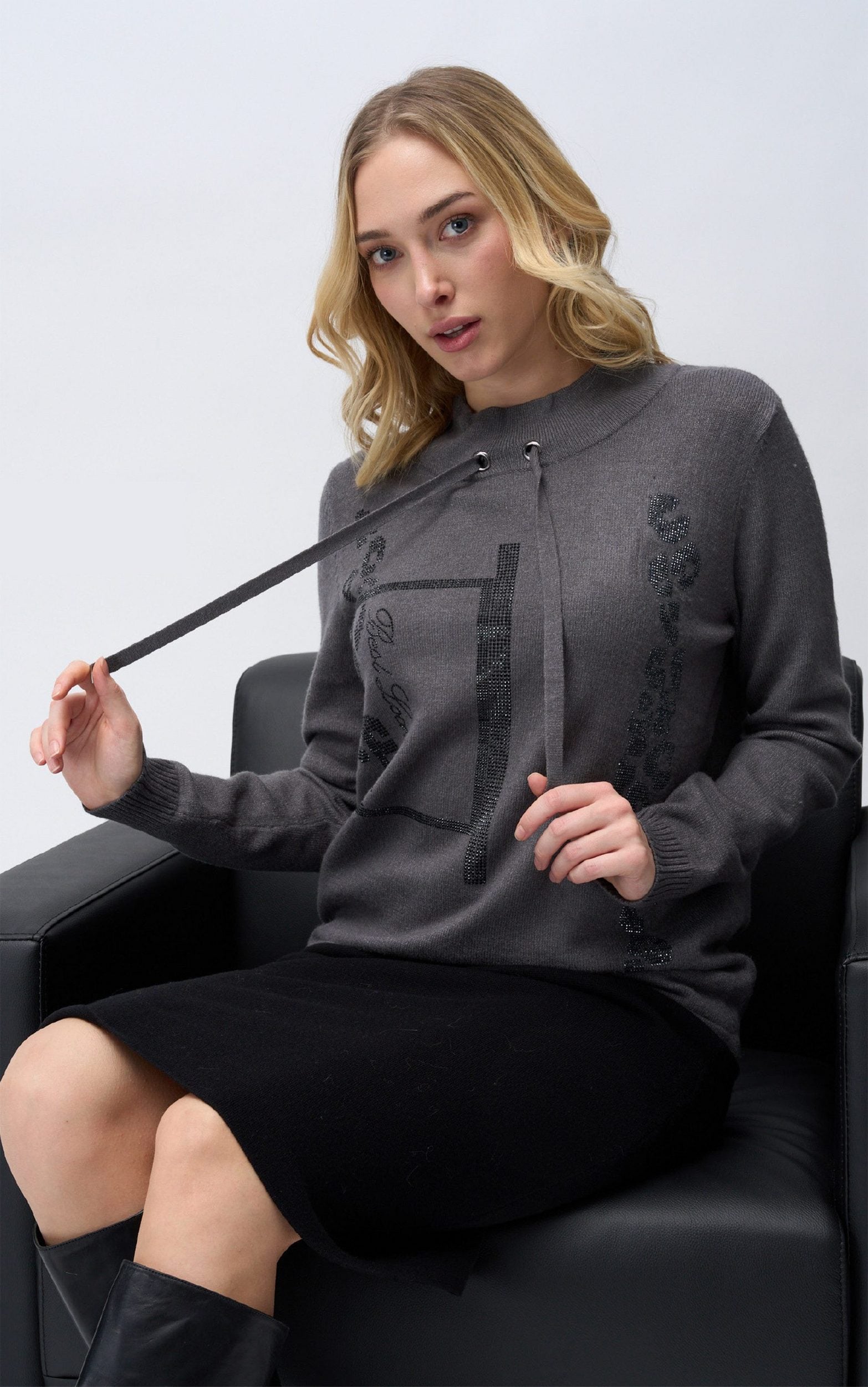 Strickpullover mit Strassdetails, Stehkragen und Zugglaschen