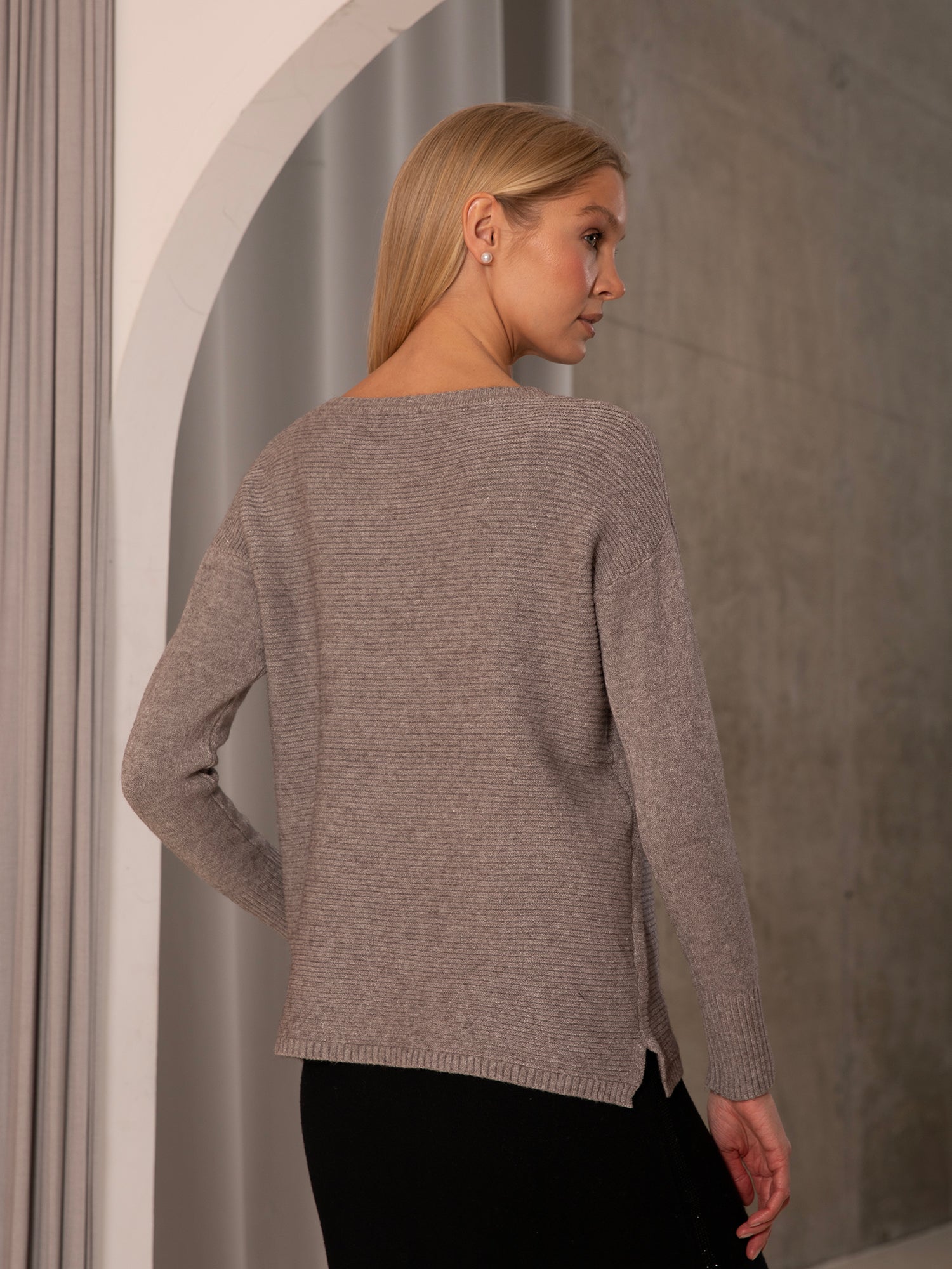 Strickpullover mit Rundhalsausschnitt und Zopfstrickdetail