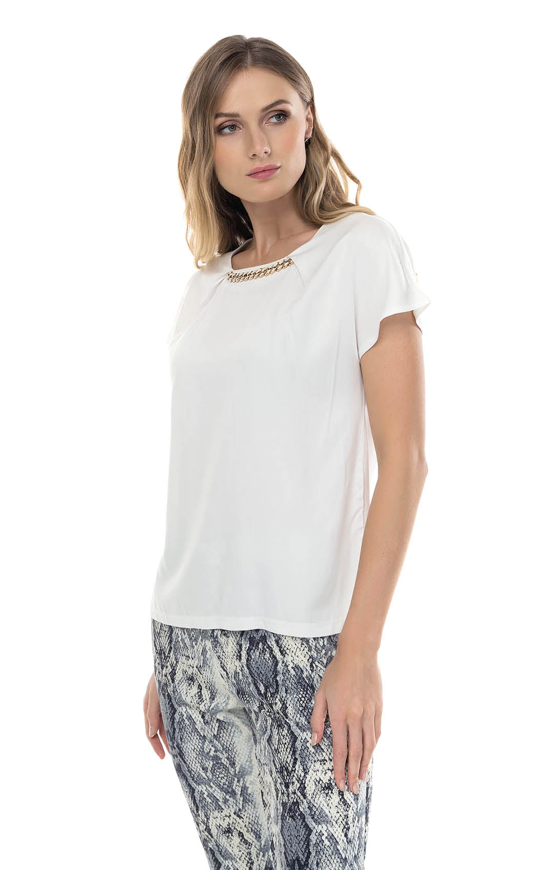 T-Shirt mit goldener Kette am Rundhalsausschnitt