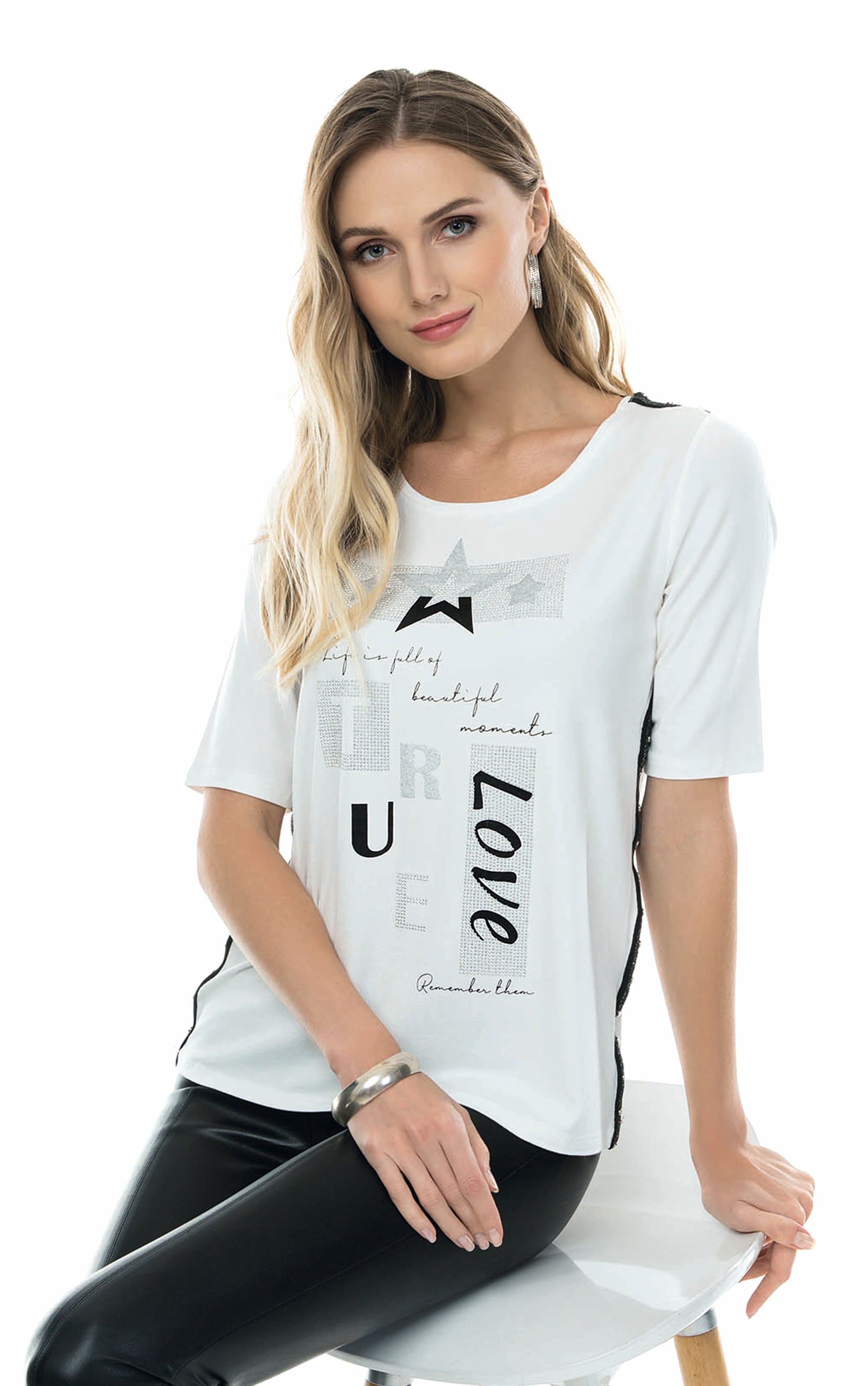 T-Shirt mit Glitzersteinen und Schriftzug
