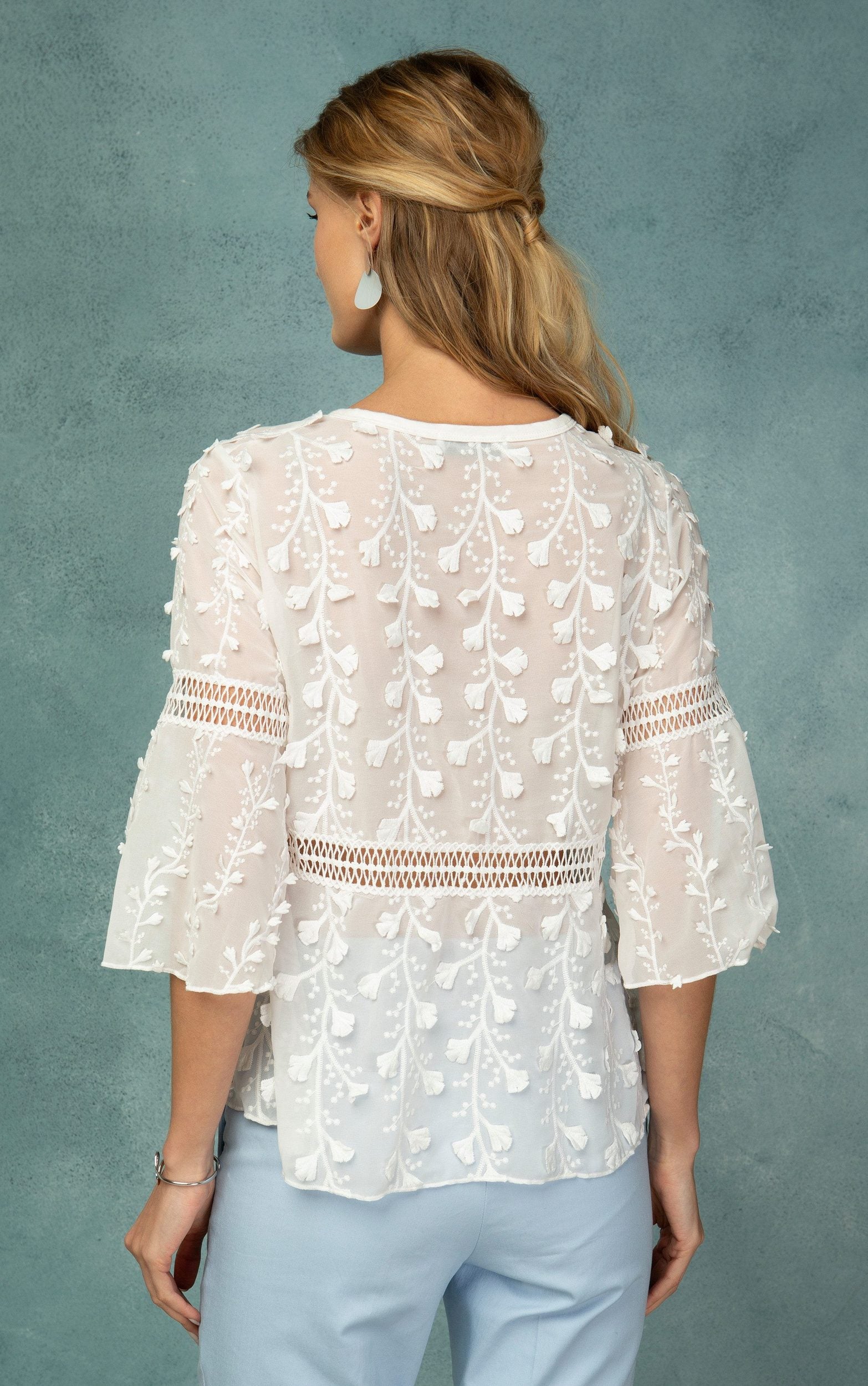 Chiffontop mit Blumenstickerei und Spitzendetails