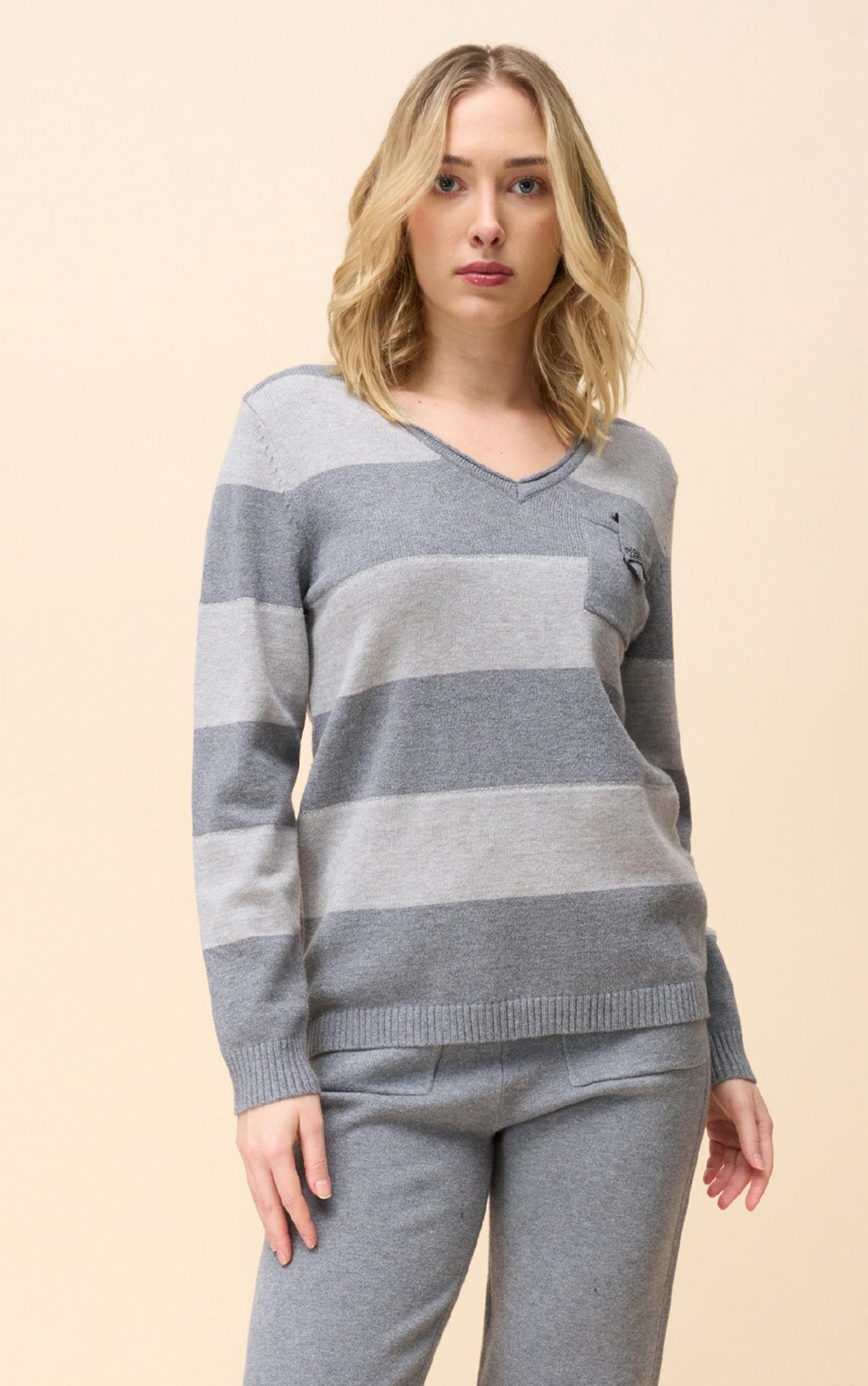 Strickpullover mit Taschendetail und Strasssteinen