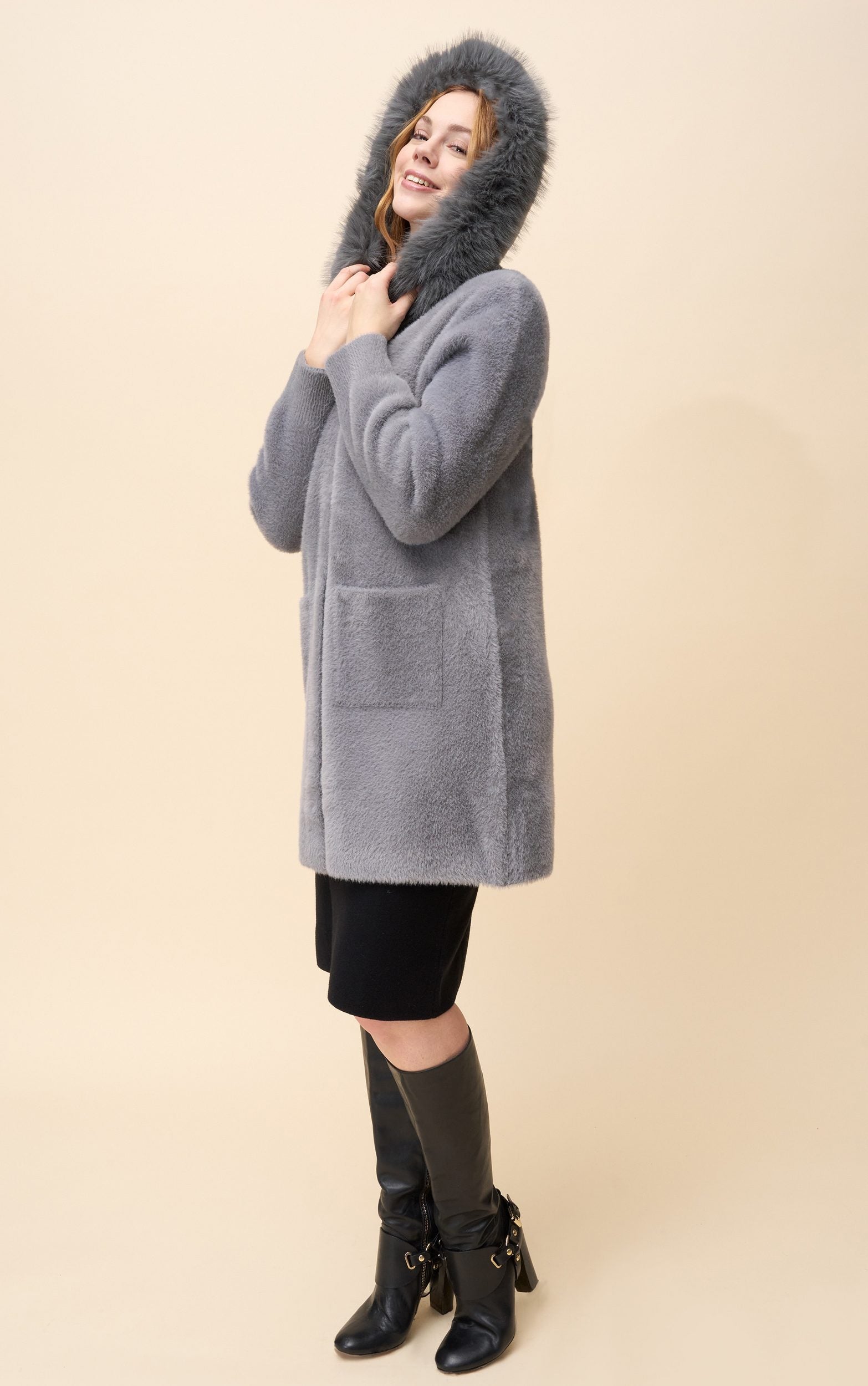 Strickmantel mit Vordertaschen und Kunstpelzkragen