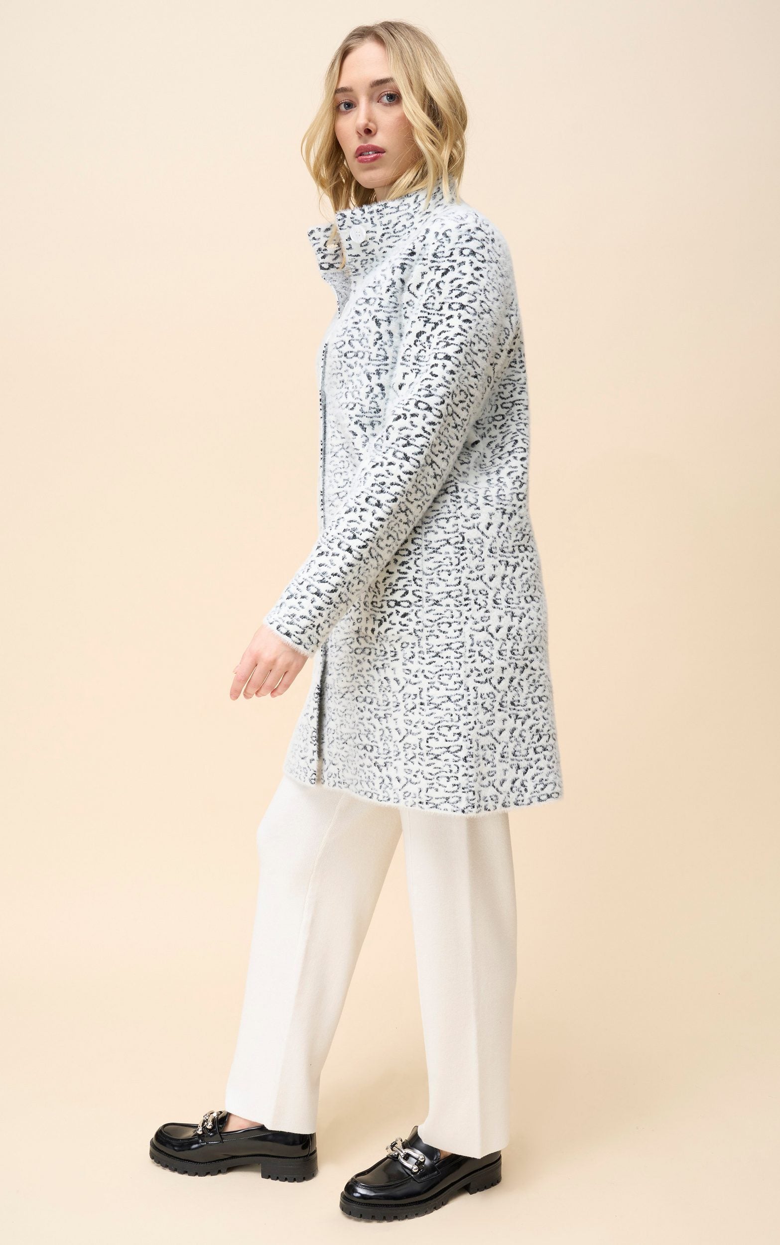 Wintermantel mit Leopardenmuster und flauschiger Textur