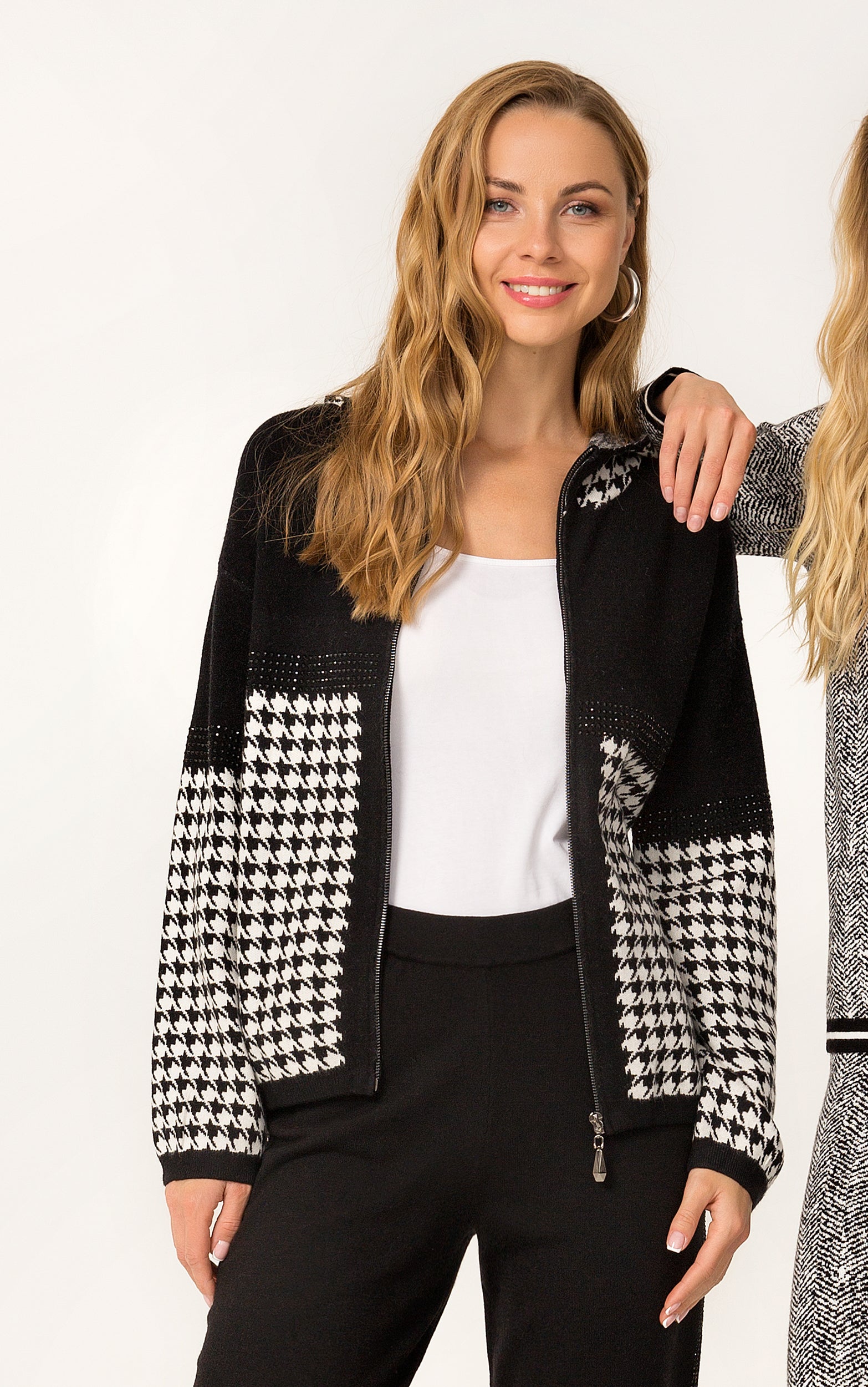 Kapuzenstrickjacke mit Hahnentrittmuster und Strassdetails