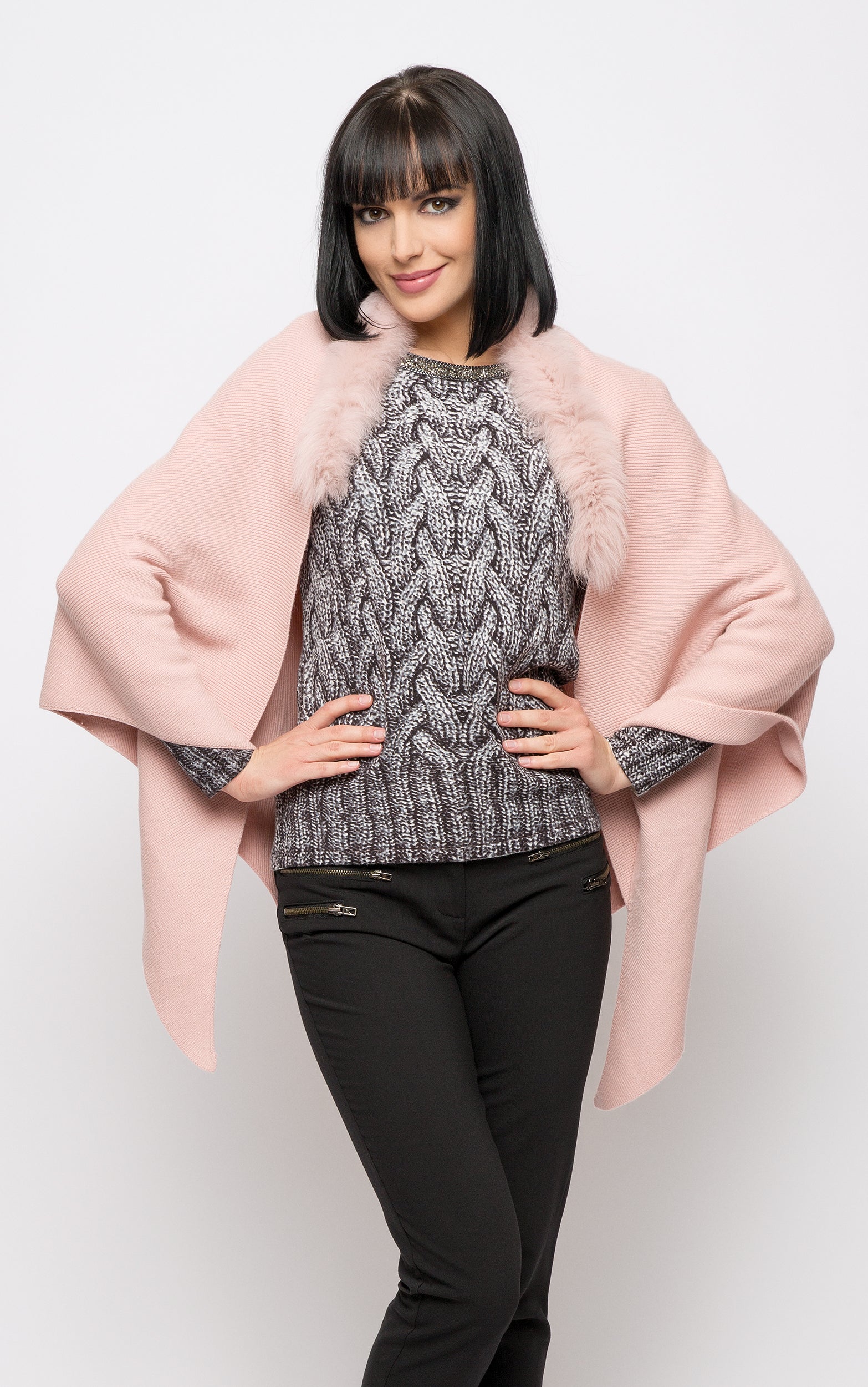 Feinstrickponcho mit Pelzbesatz