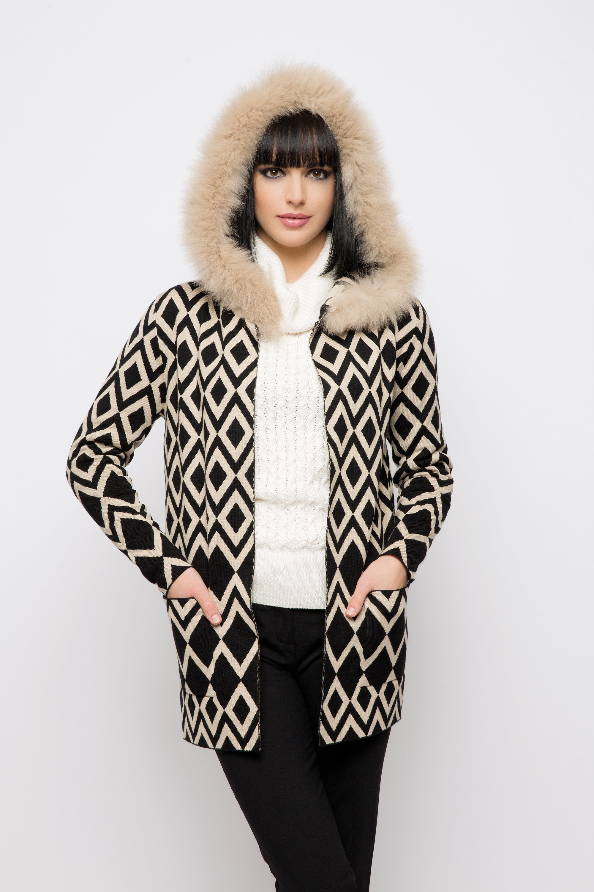 Elegante offene Strickjacke mit Haken- und Ösenverschluss