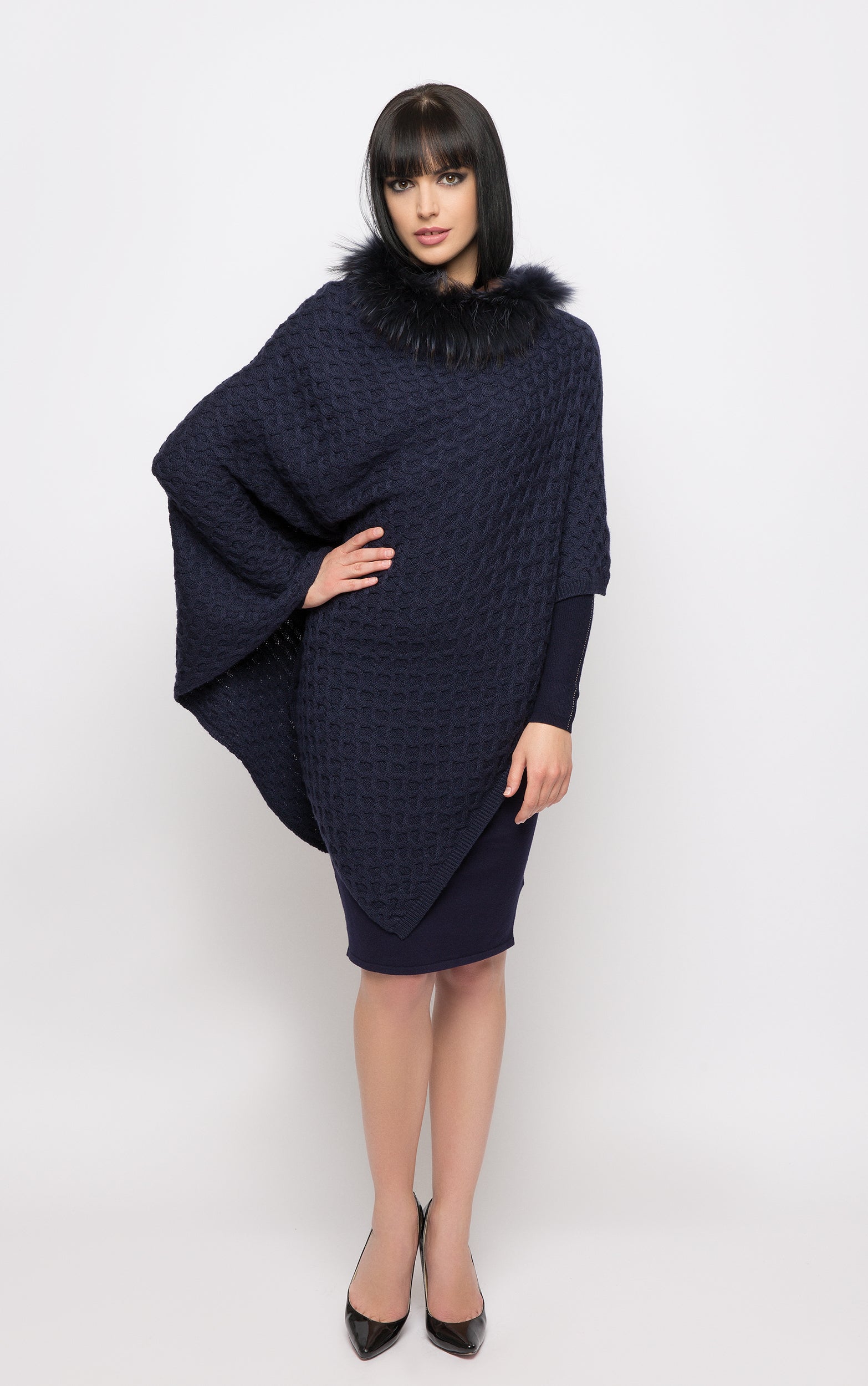 Strukturierter Strickponcho mit Pelzbesatz