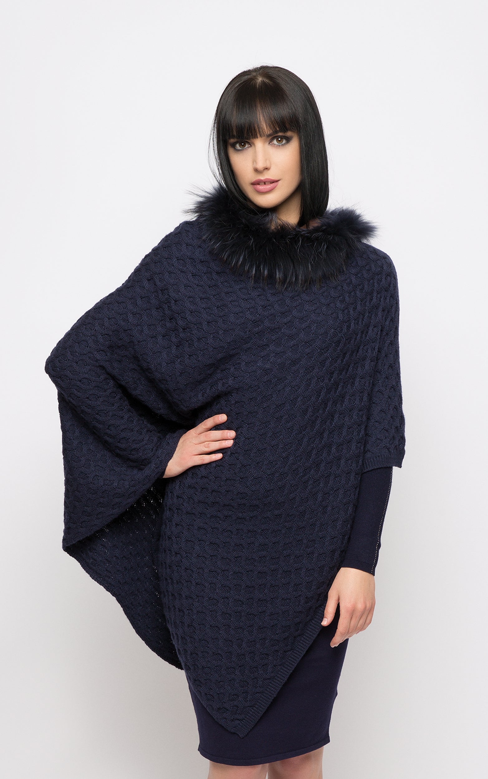 Strukturierter Strickponcho mit Pelzbesatz