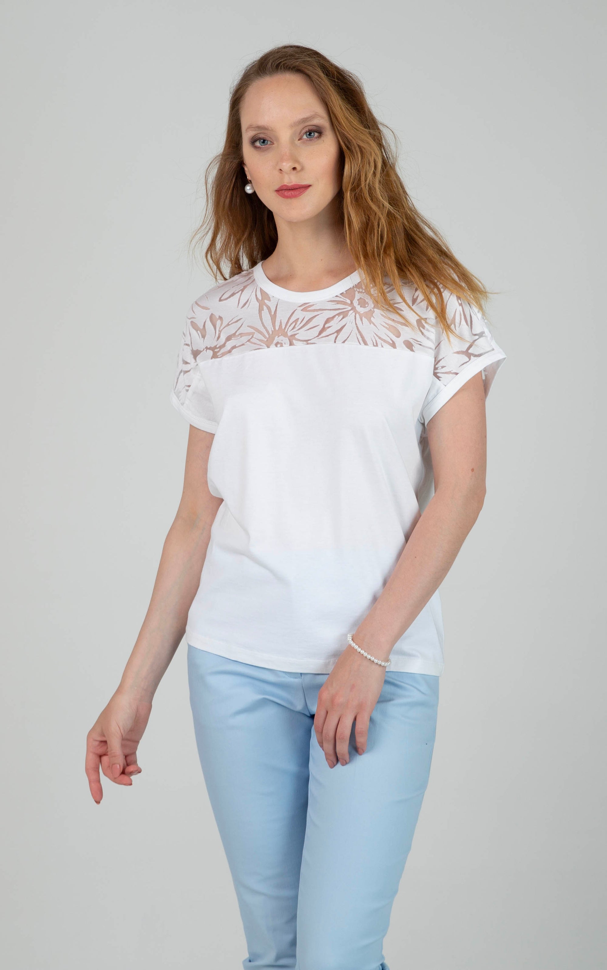 Weißes Sommer T-Shirt mit Blumen Spitze