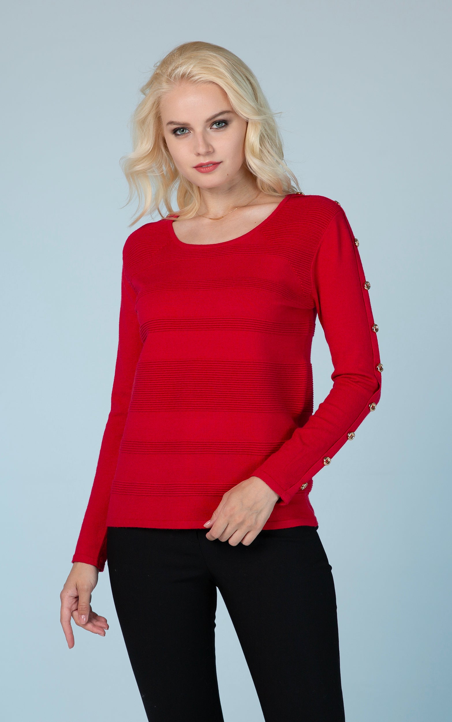 Strickpullover mit horizontalen Rippstreifen und goldenen Knöpfen an den Ärmeln