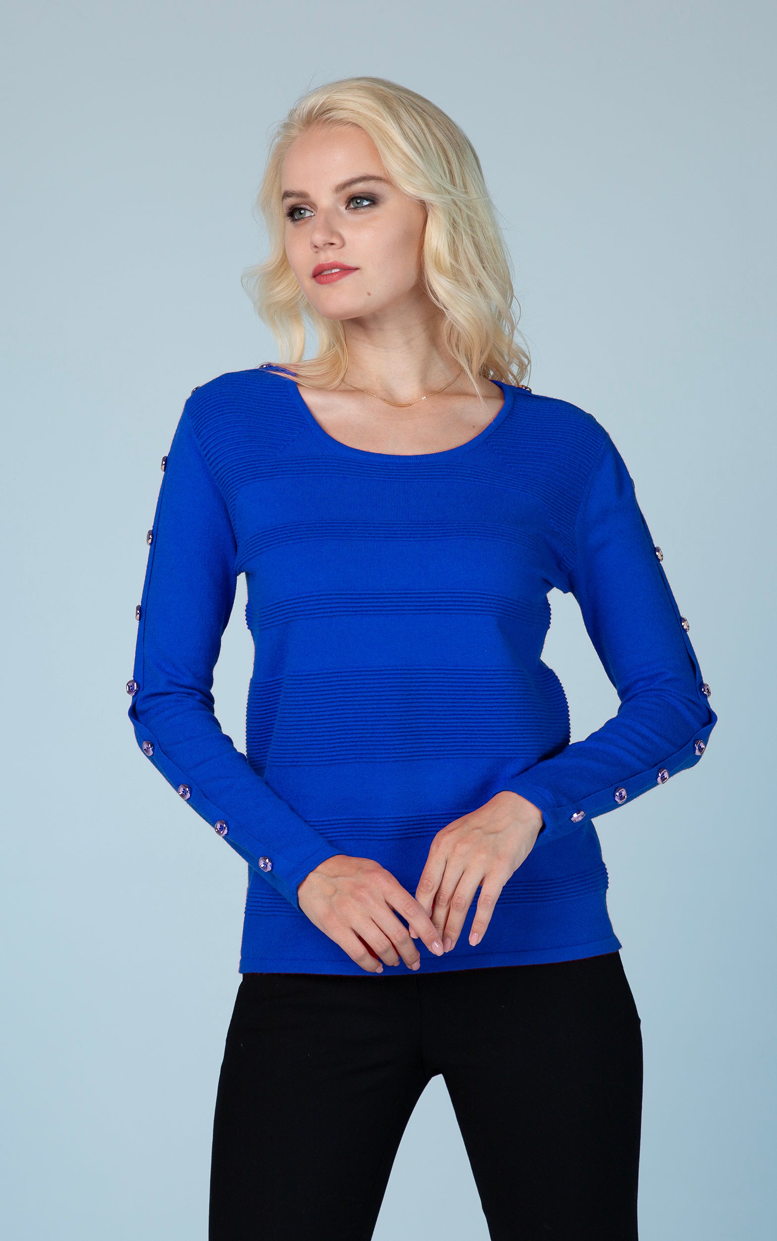 Strickpullover mit horizontalen Rippstreifen und goldenen Knöpfen an den Ärmeln