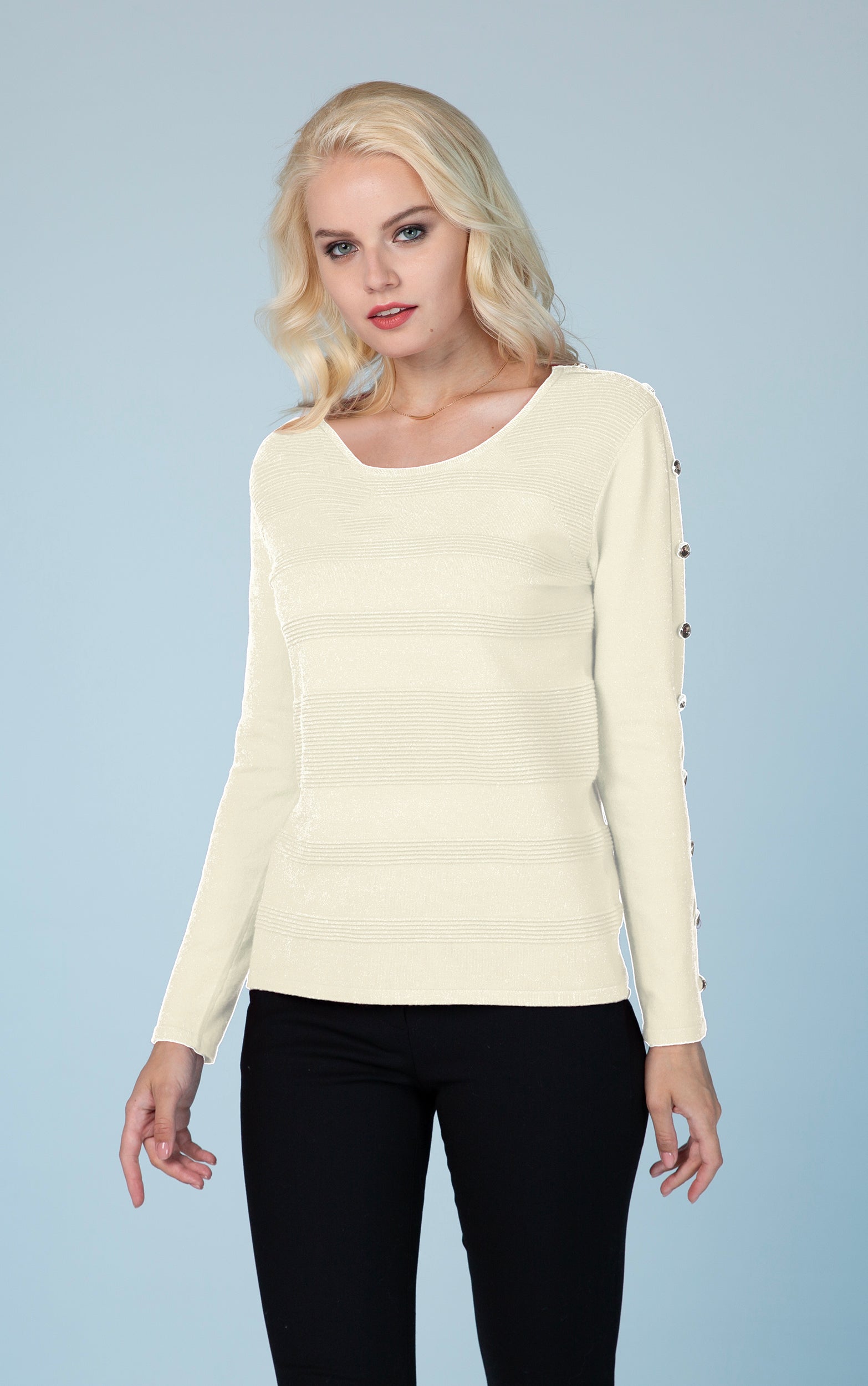 Strickpullover mit horizontalen Rippstreifen und goldenen Knöpfen an den Ärmeln