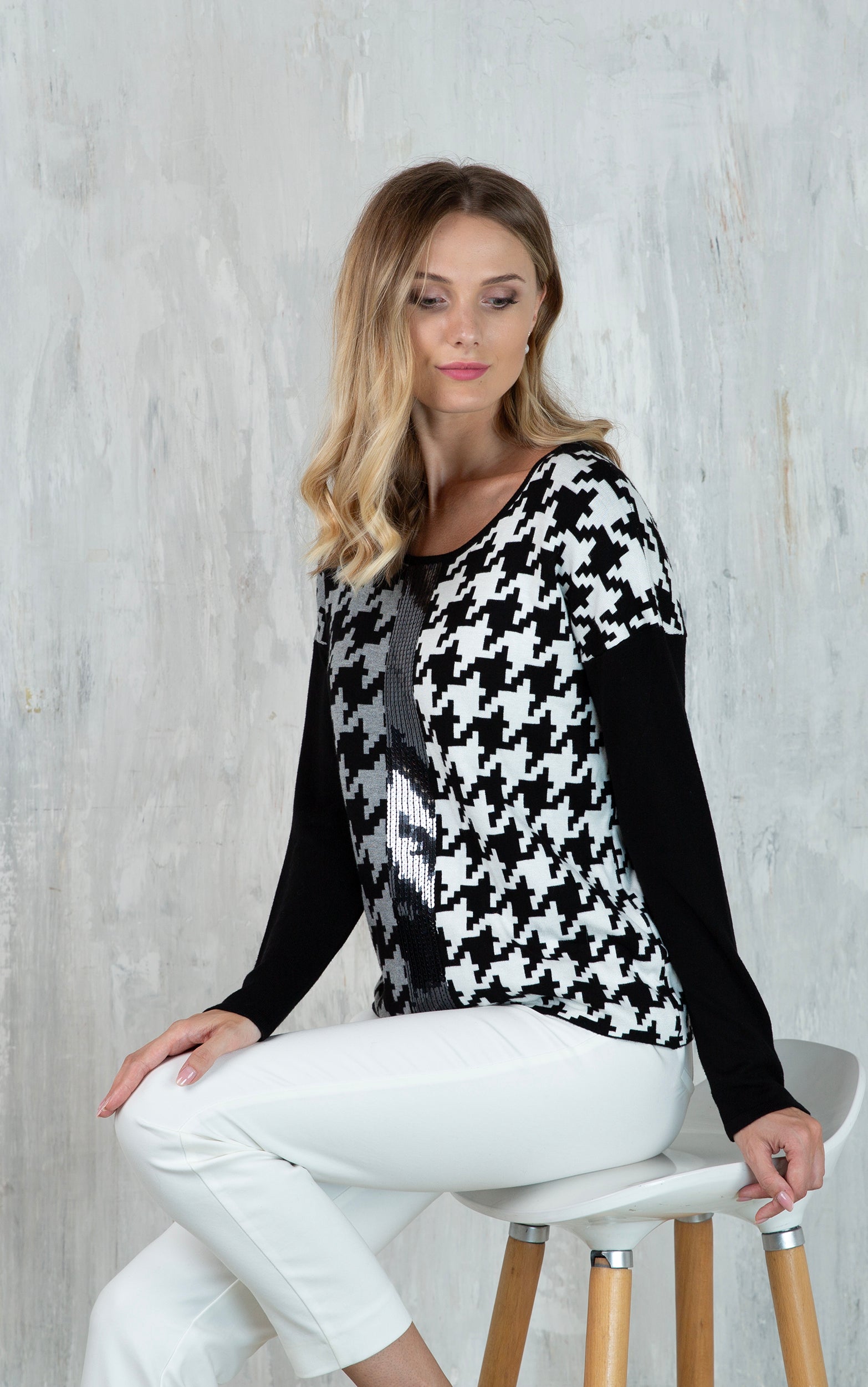 Strickpullover mit einem großformatigen Hundertstich-Farbblockmuster
